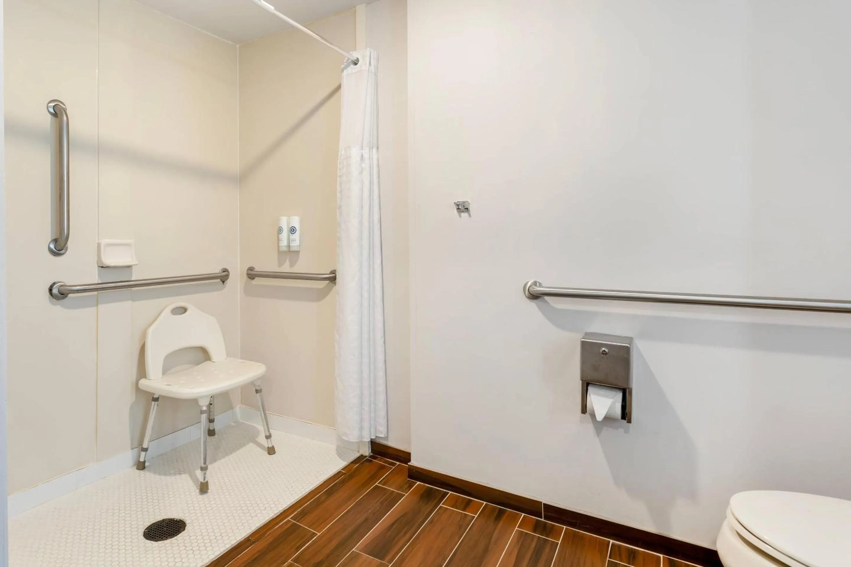 Shower in Comfort Suites East Brunswick - South River
