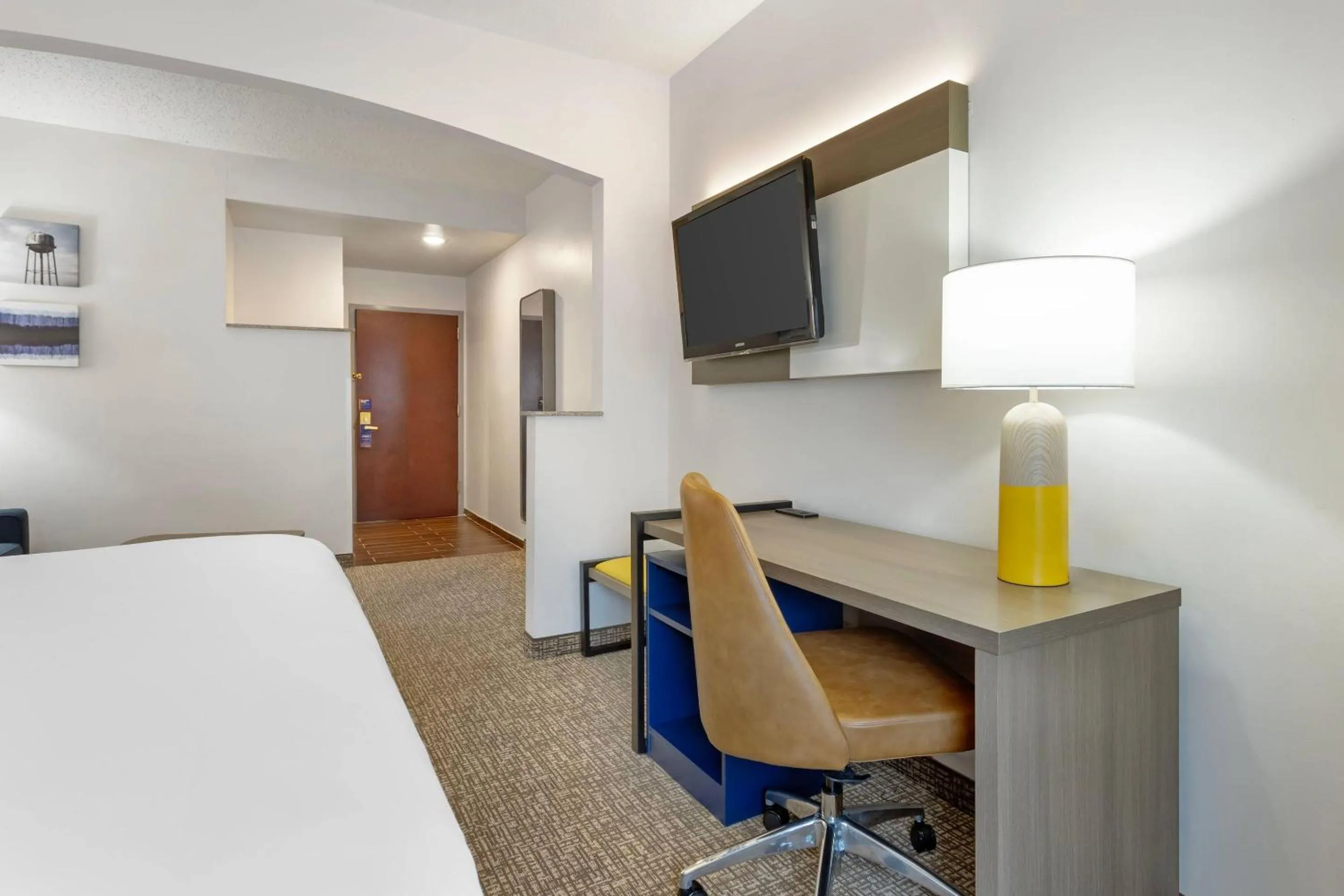 TV and multimedia, Bed in Comfort Suites East Brunswick - South River