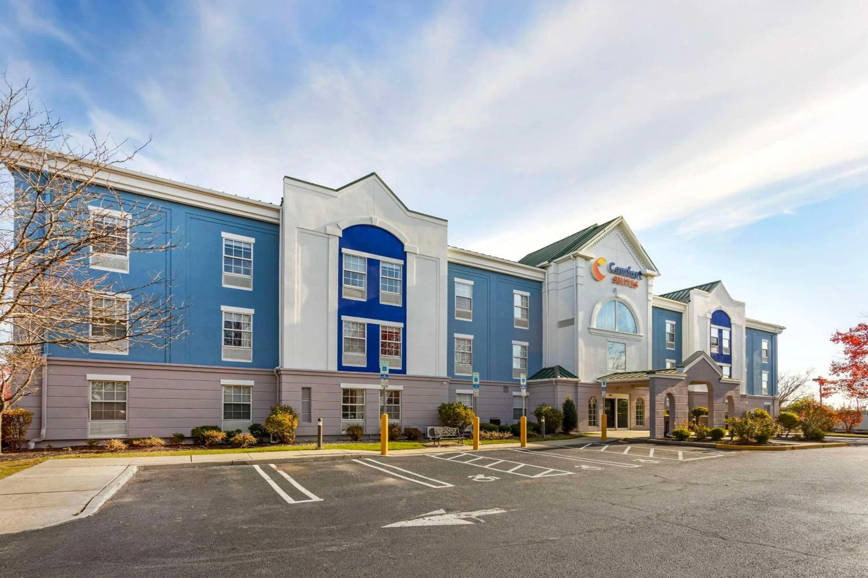 Property building in Comfort Suites East Brunswick - South River