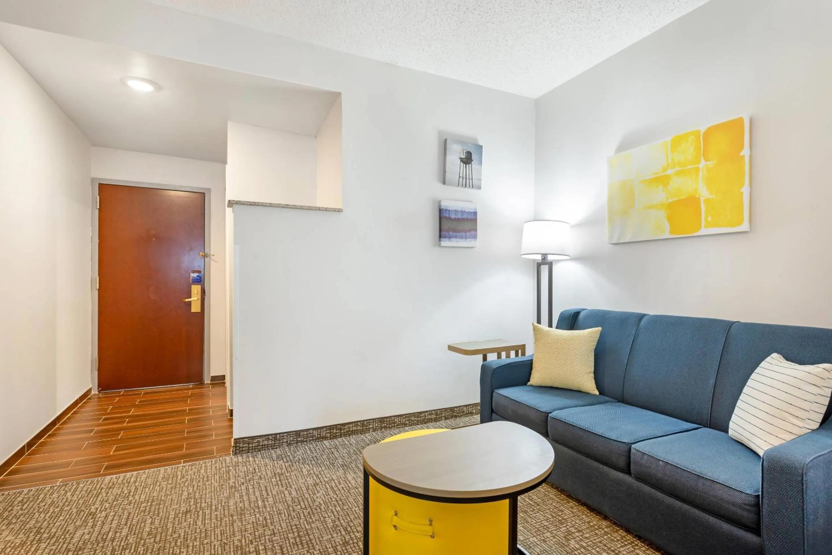 Seating area in Comfort Suites East Brunswick - South River