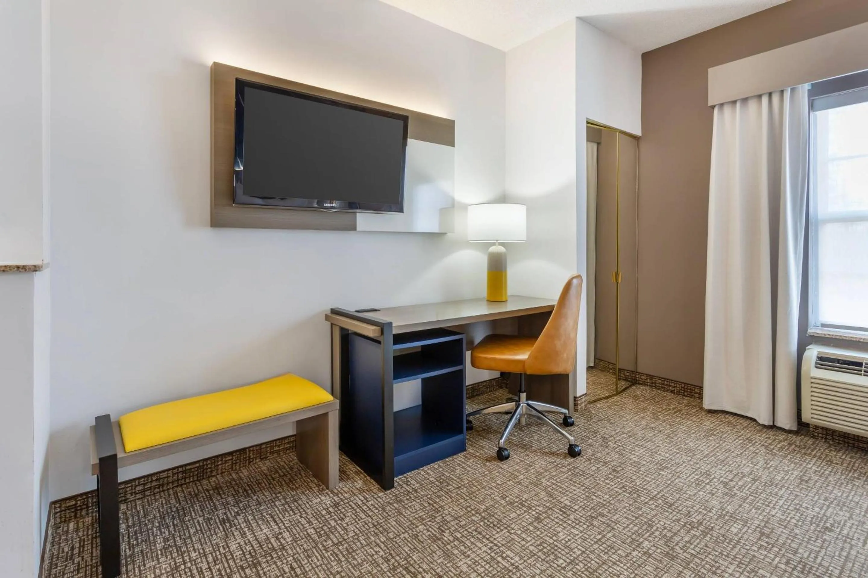 TV and multimedia in Comfort Suites East Brunswick - South River