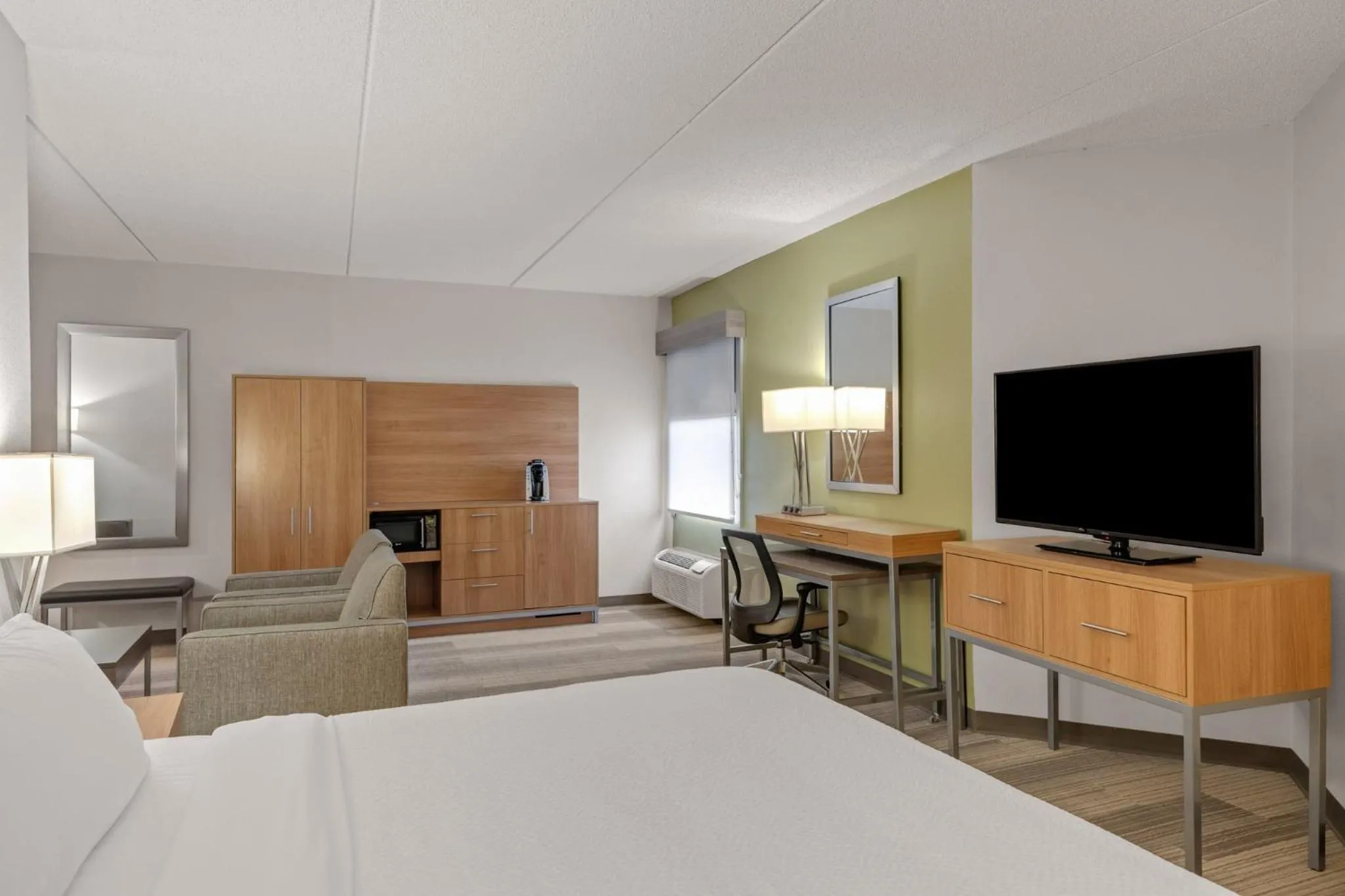 Photo of the whole room, Bed in Holiday Inn Express Hershey-Harrisburg Area by IHG
