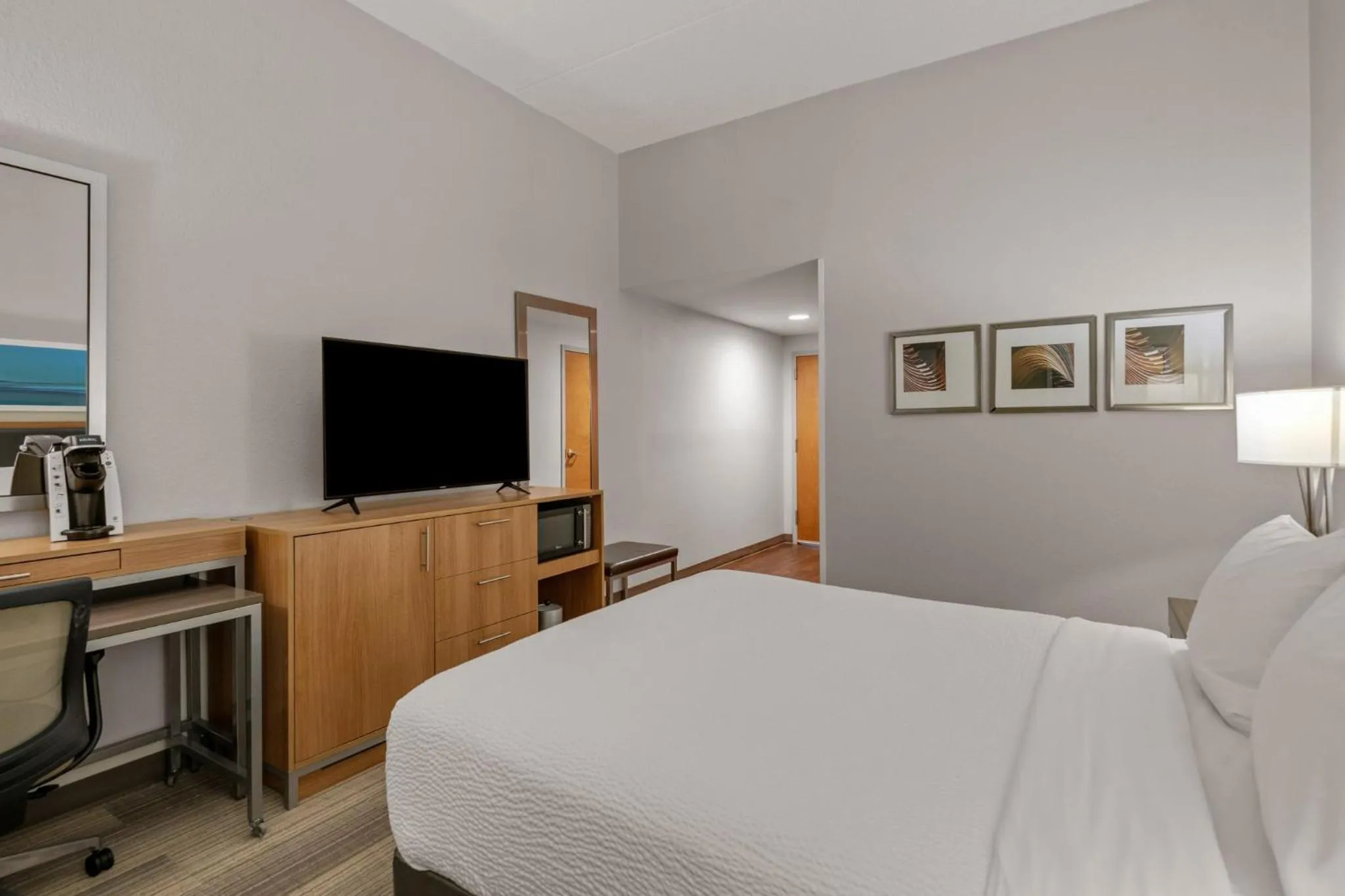 Photo of the whole room, Bed in Holiday Inn Express Hershey-Harrisburg Area by IHG