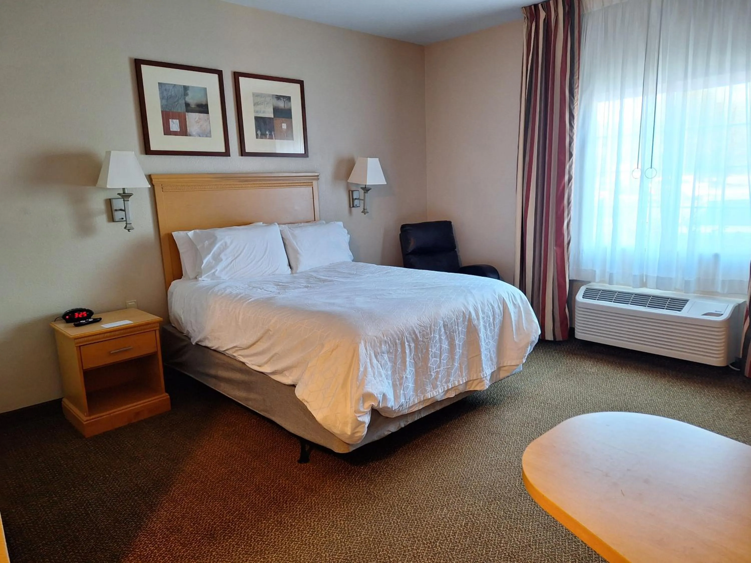 Bed in Candlewood Suites Junction City - Ft. Riley by IHG