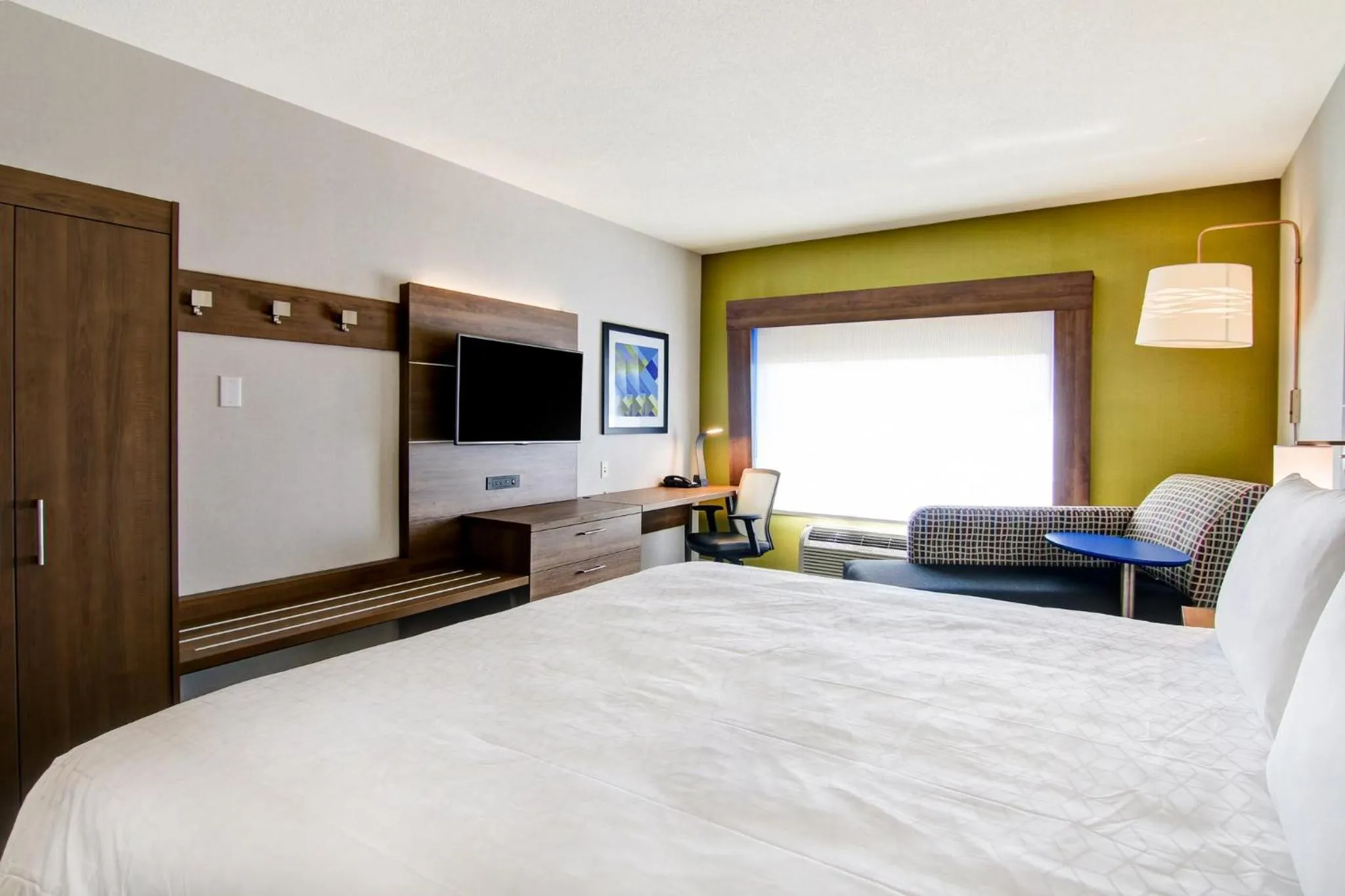 Photo of the whole room, Bed in Holiday Inn Express Hotel & Suites Toronto - Markham by IHG