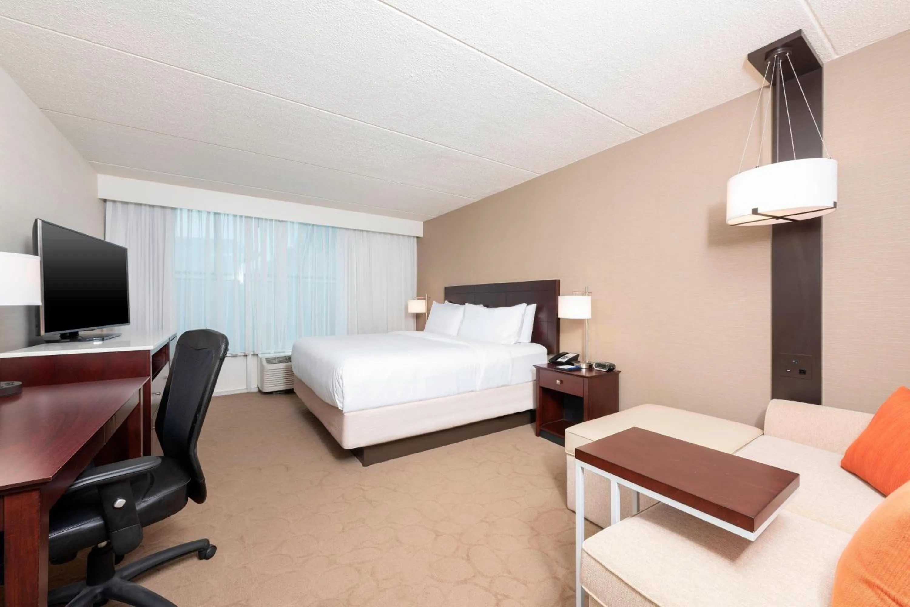 Photo of the whole room, Bed in Delta Hotels by Marriott Kalamazoo Conference Center