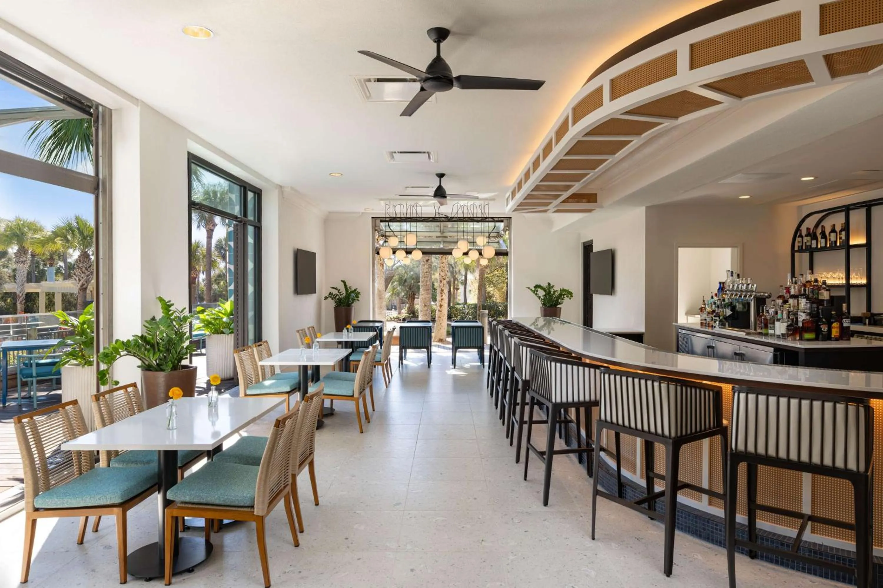 Lounge or bar in Sonesta Resort Hilton Head Island