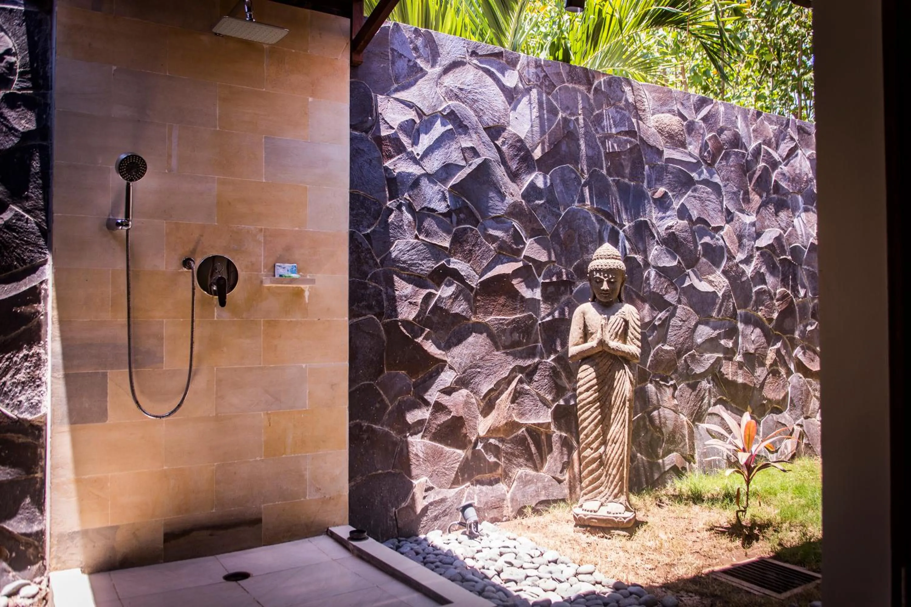 Shower in Mimpi Nyata by Phocéa