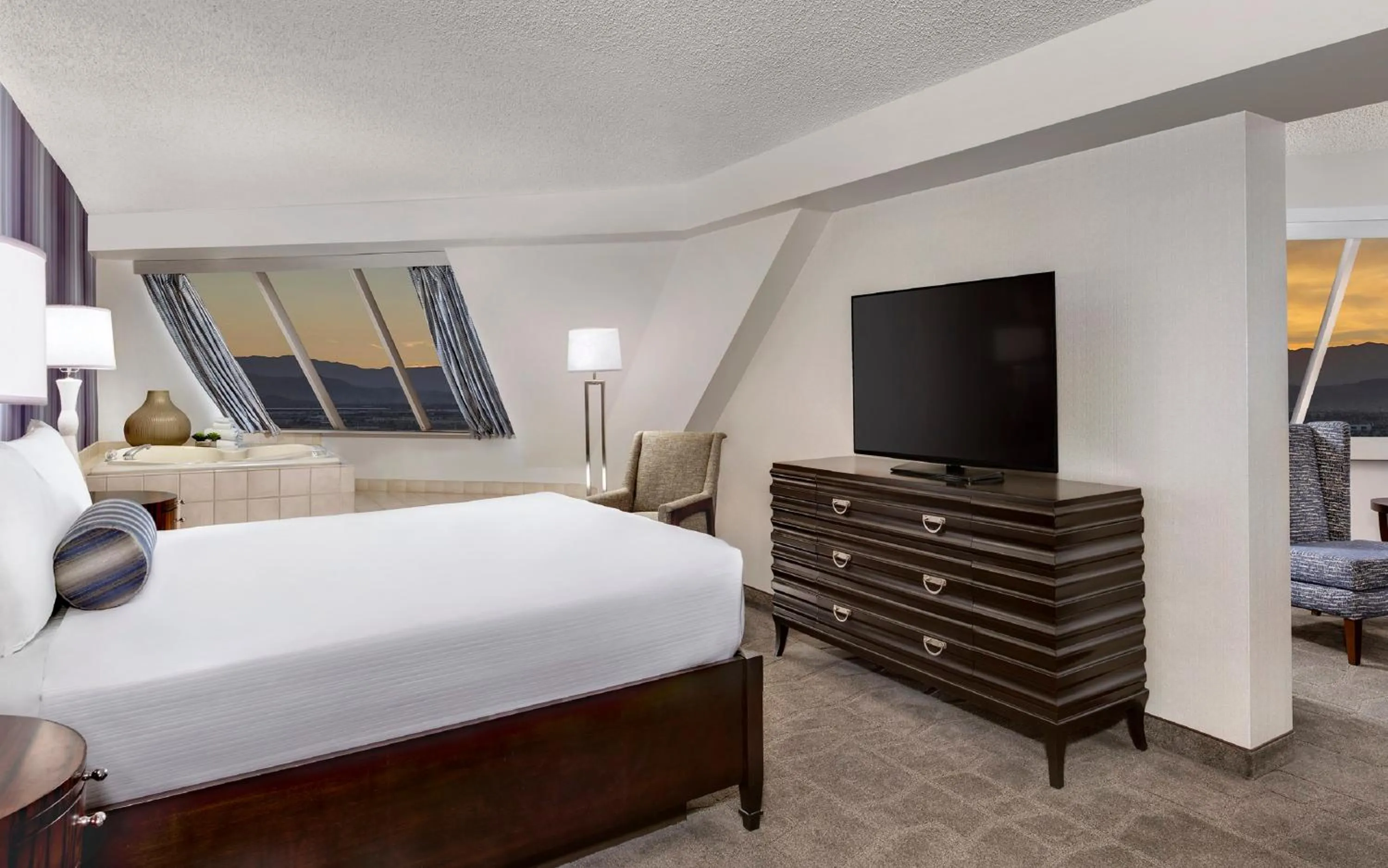 Photo of the whole room, Bed in Luxor