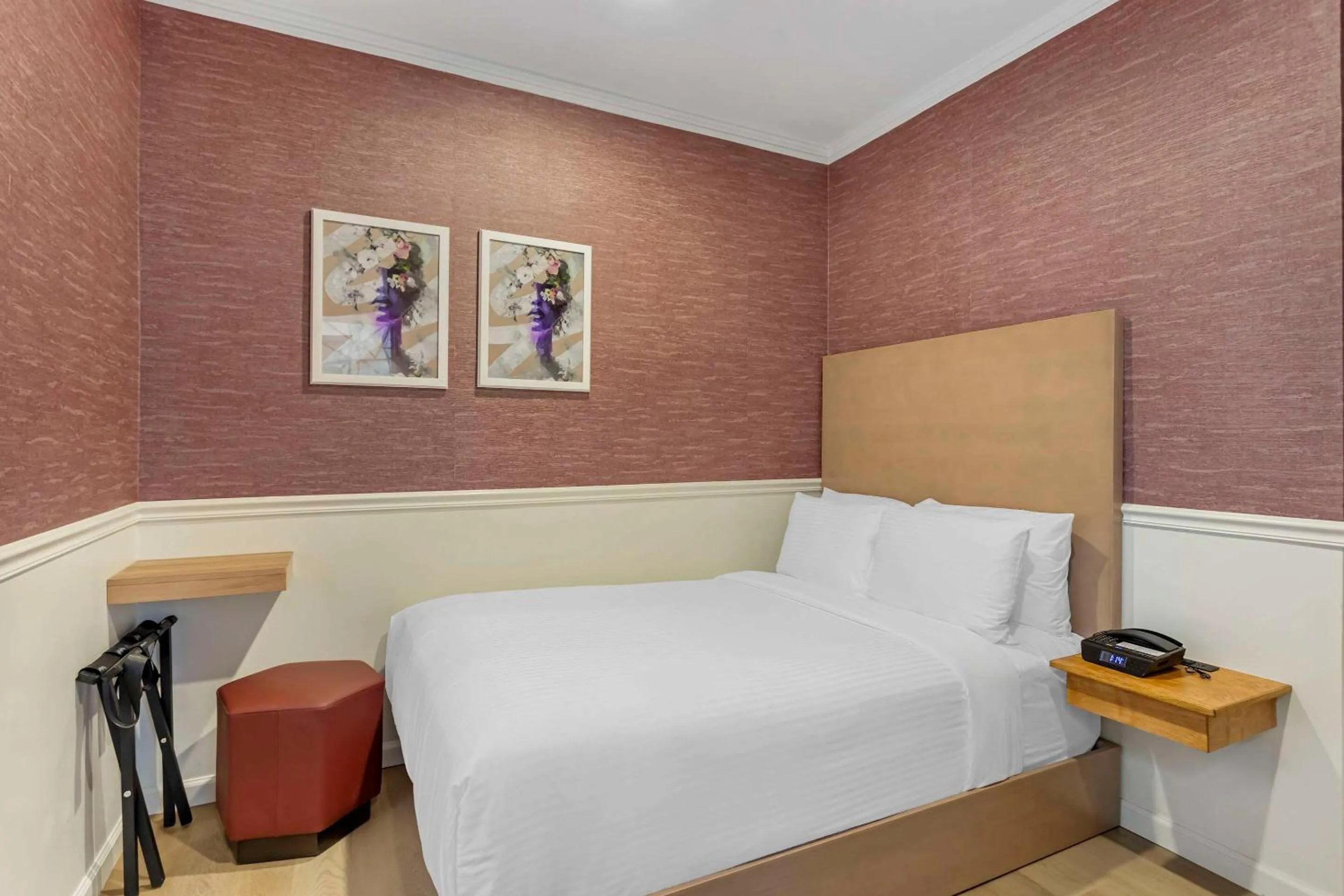 Bedroom, Bed in The Mayfair Hotel Times Square, Ascend Hotel Collection
