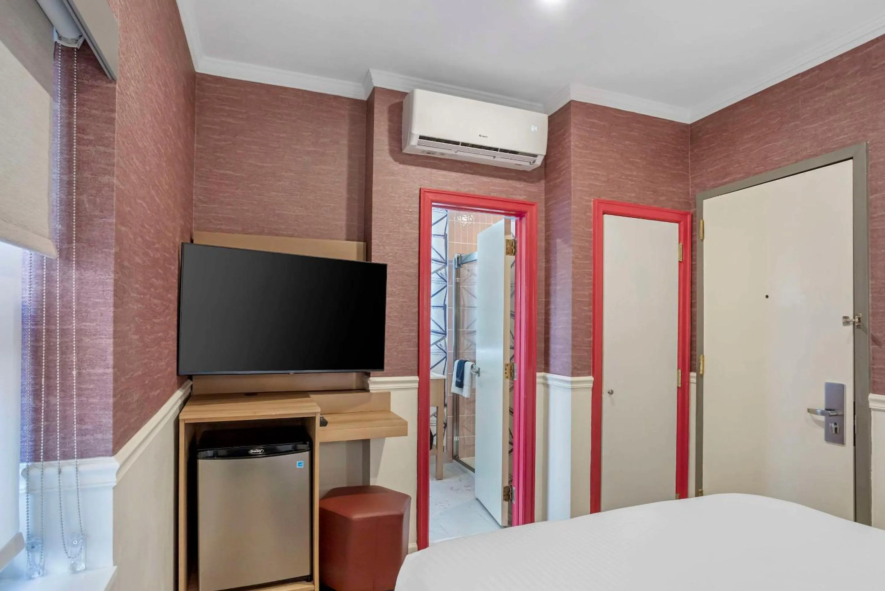 Bedroom, Bed in The Mayfair Hotel Times Square, Ascend Hotel Collection