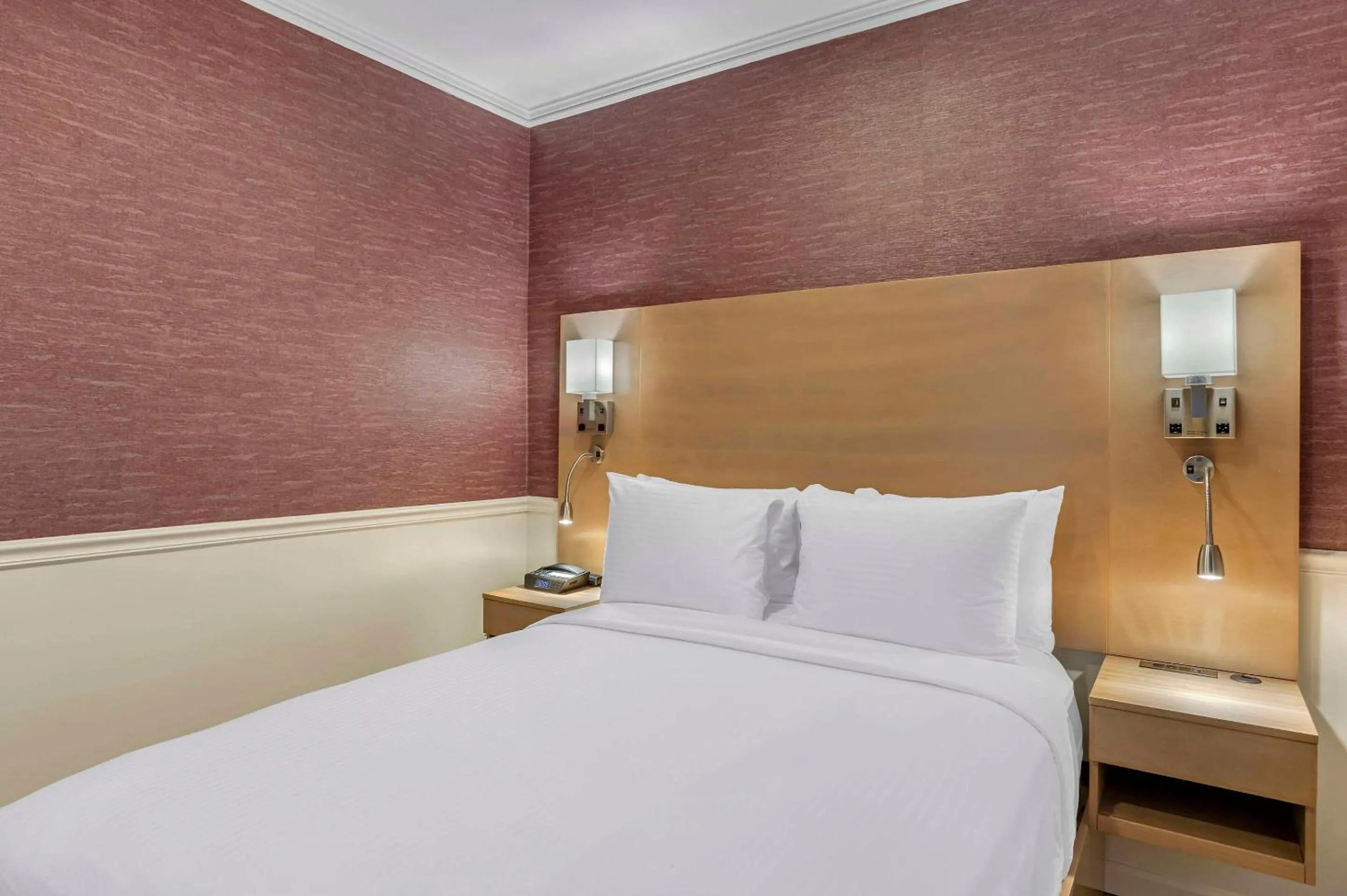 Bedroom, Bed in The Mayfair Hotel Times Square, Ascend Hotel Collection