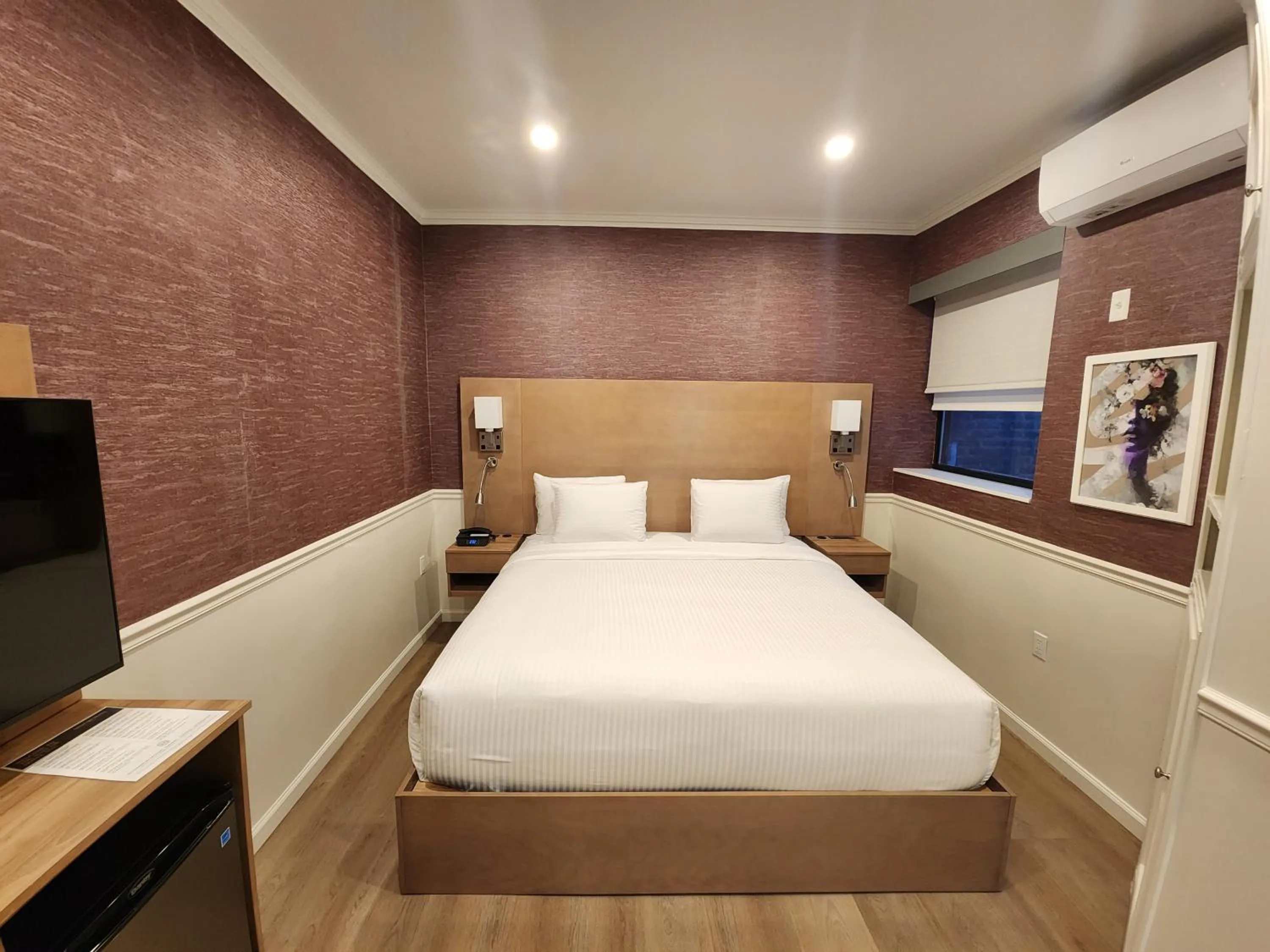 Bedroom, Bed in The Mayfair Hotel Times Square, Ascend Hotel Collection