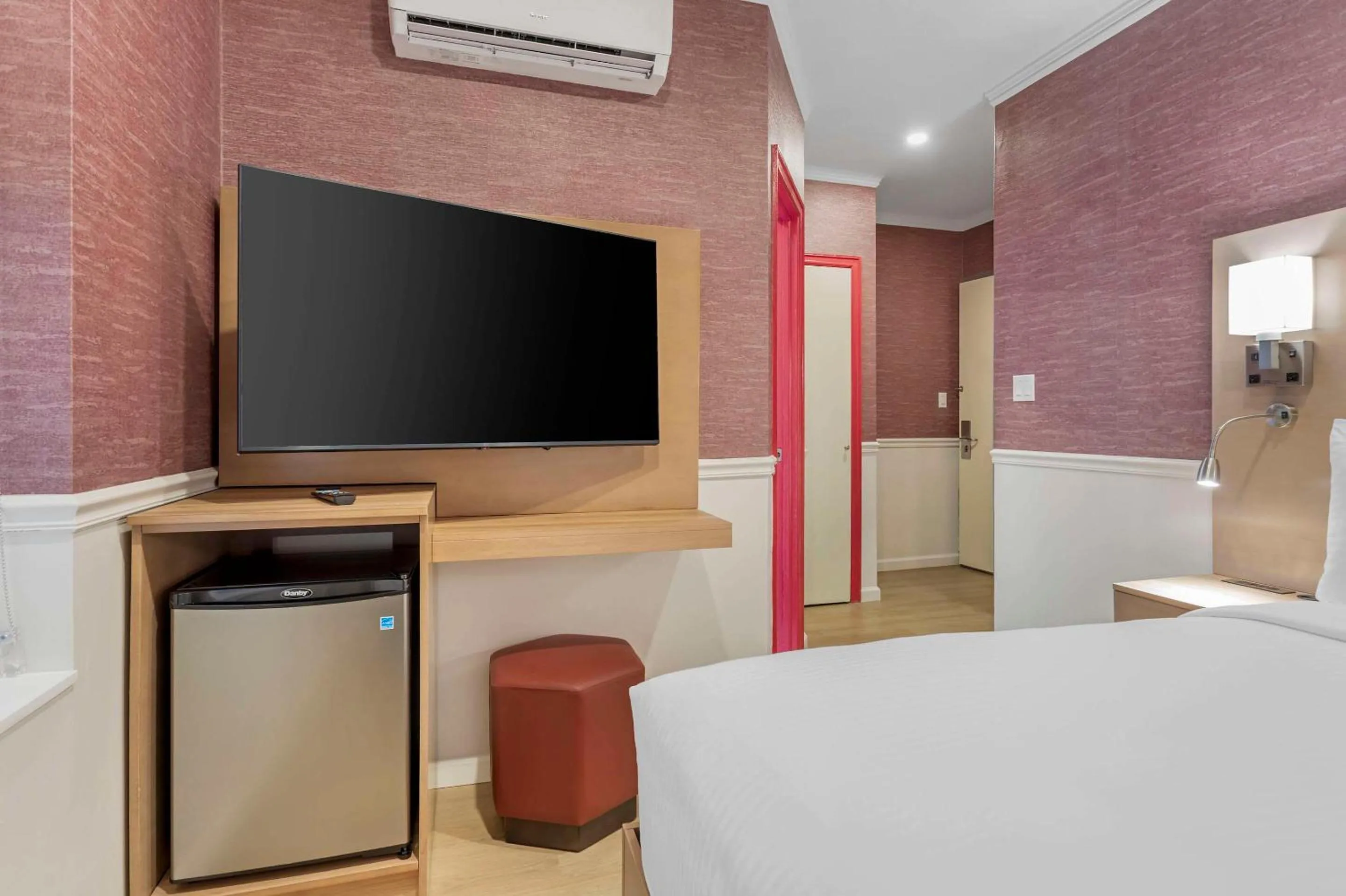 Bedroom, Bed in The Mayfair Hotel Times Square, Ascend Hotel Collection