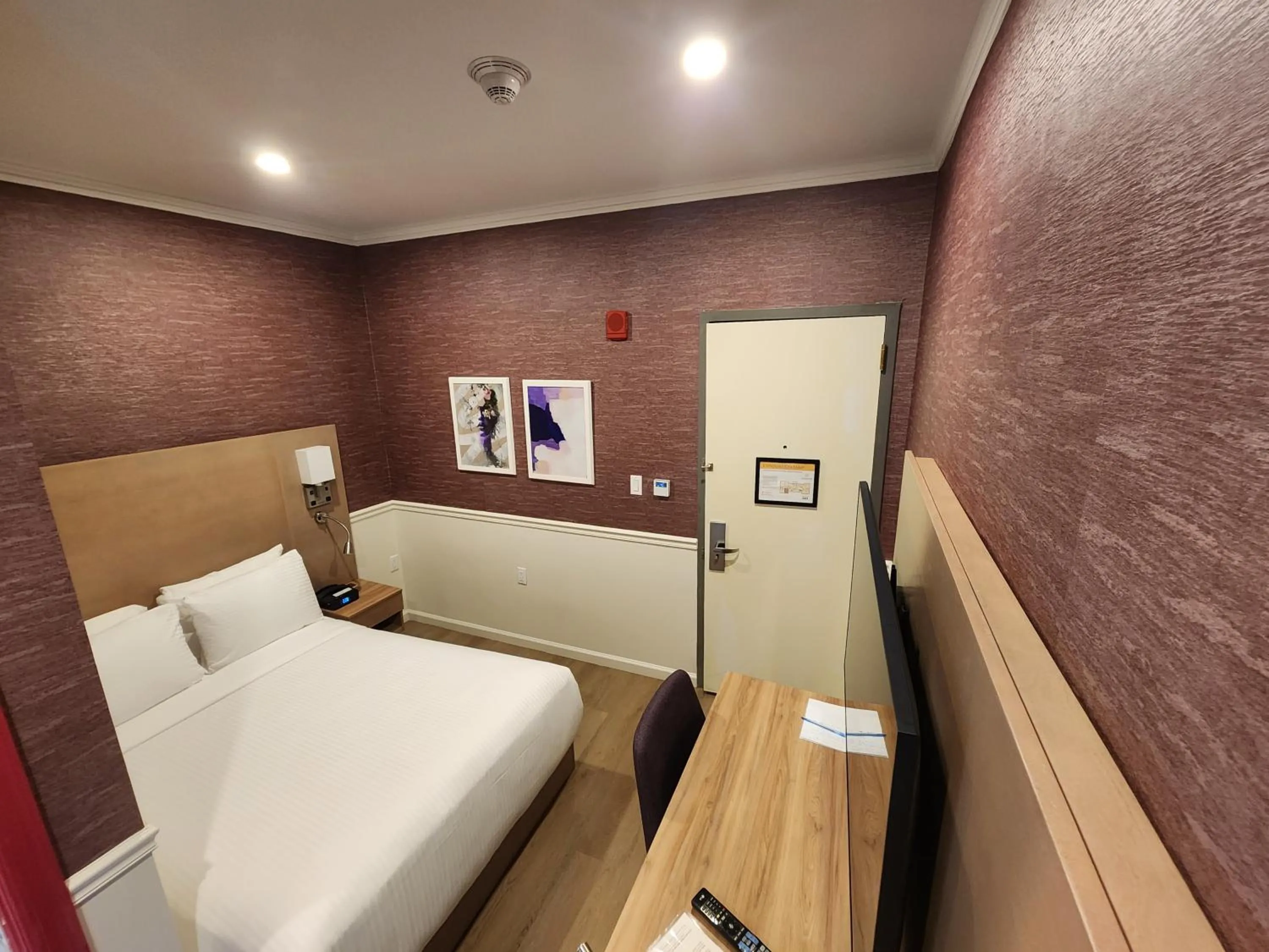 Bedroom, Bed in The Mayfair Hotel Times Square, Ascend Hotel Collection