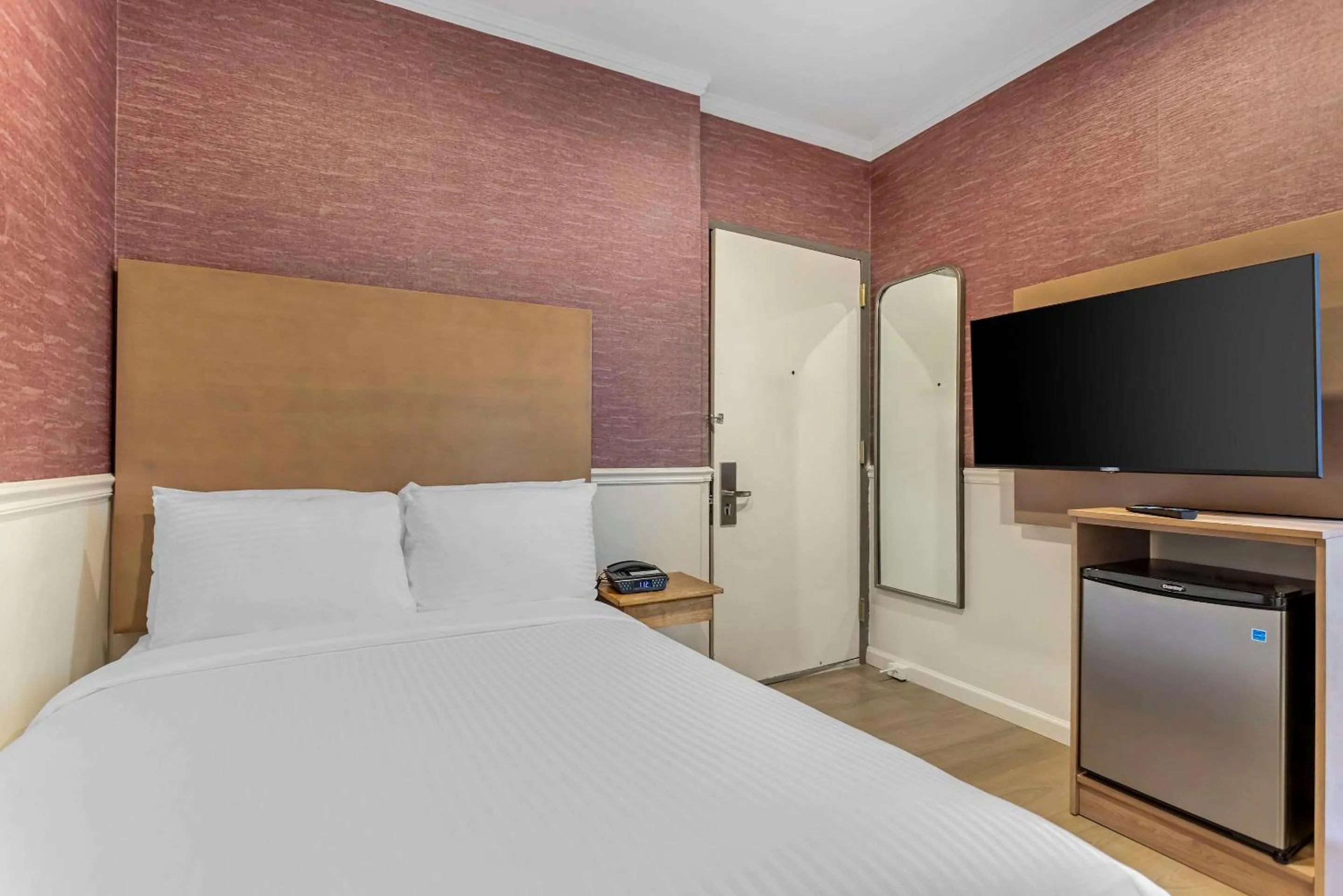 Bedroom, Bed in The Mayfair Hotel Times Square, Ascend Hotel Collection