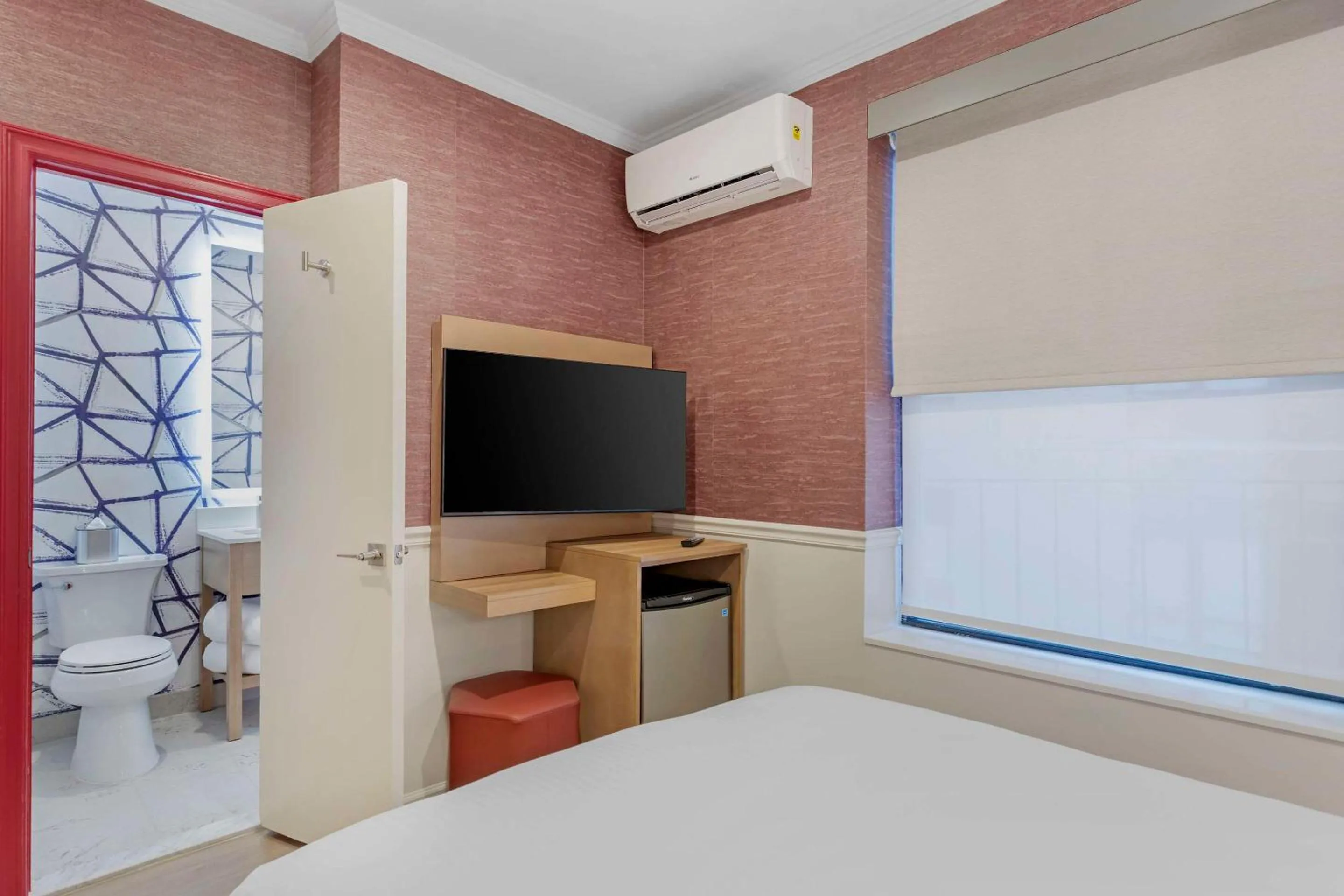 Bedroom, Bed in The Mayfair Hotel Times Square, Ascend Hotel Collection