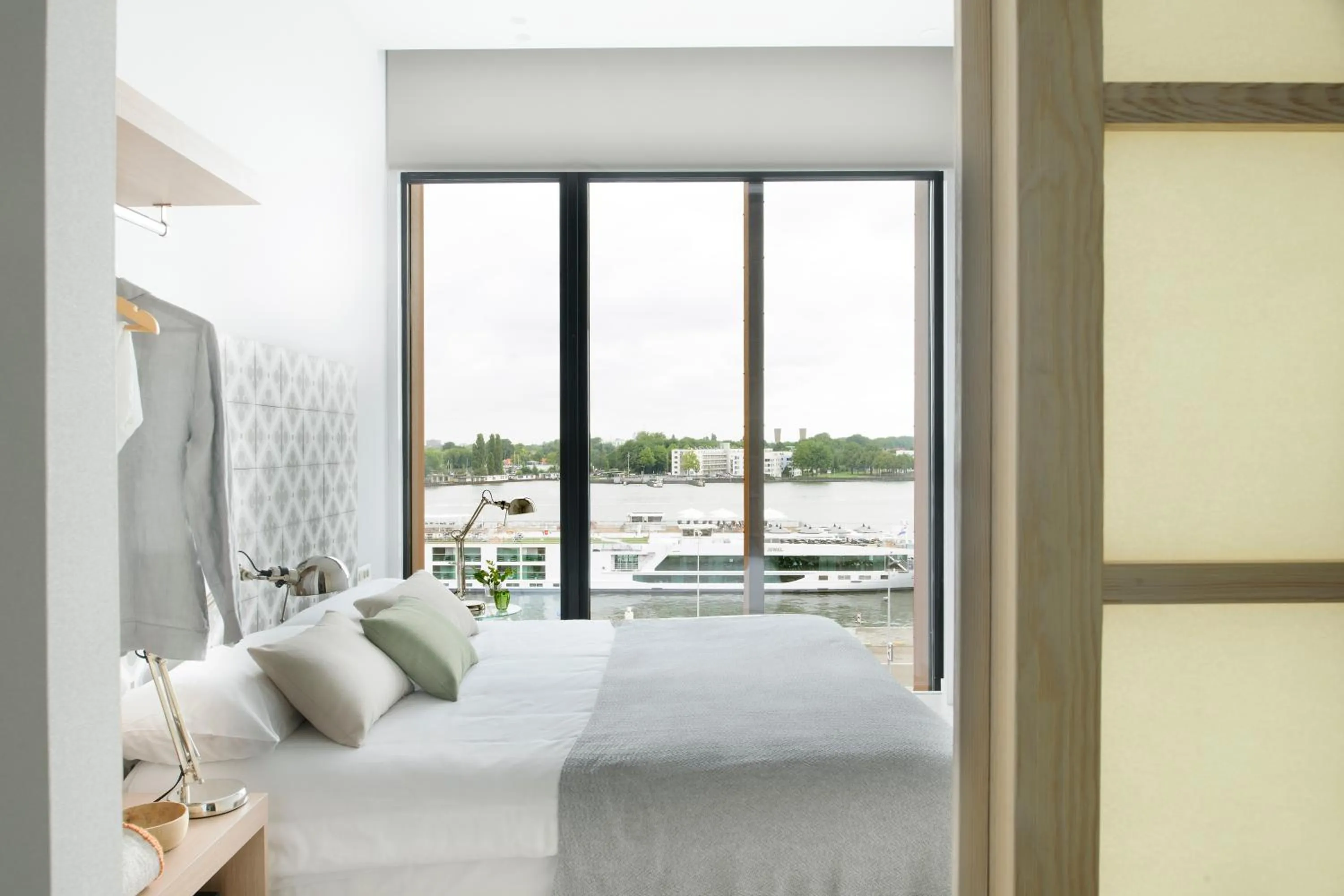 Bed in Eric Vökel Boutique Apartments - Amsterdam Suites