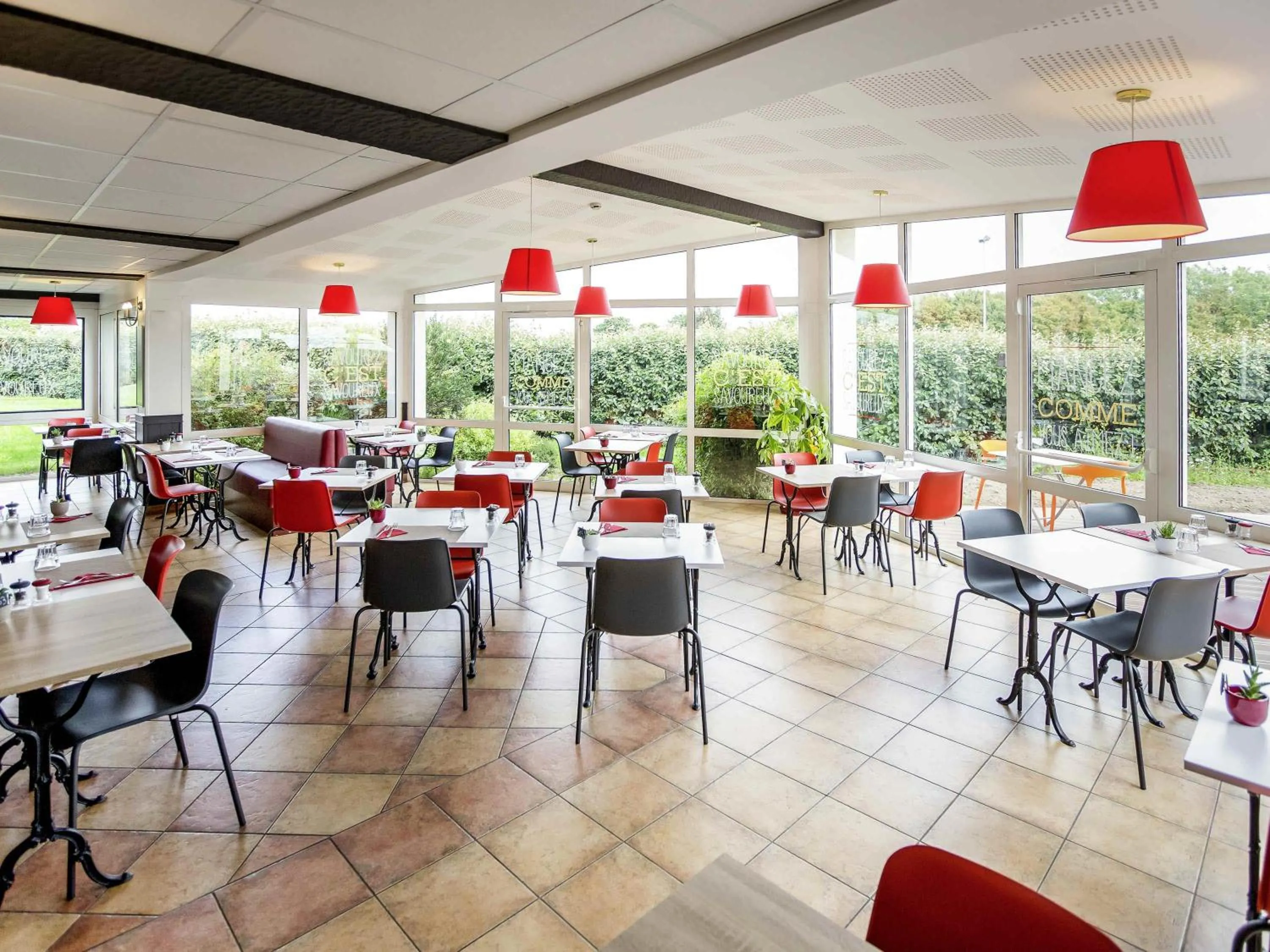 Restaurant/places to eat in ibis Cherbourg La Glacerie