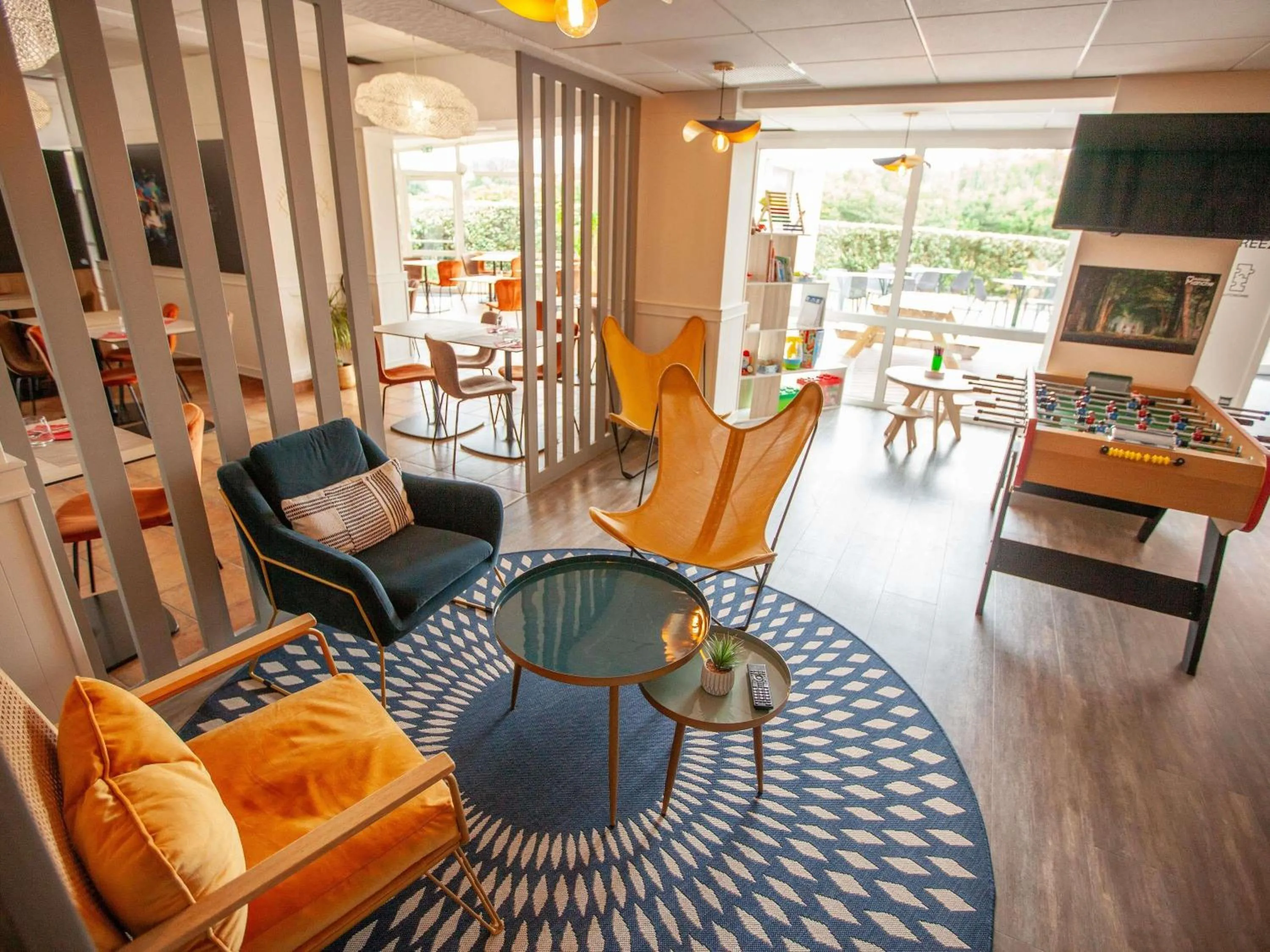 Lounge or bar in ibis Cherbourg La Glacerie
