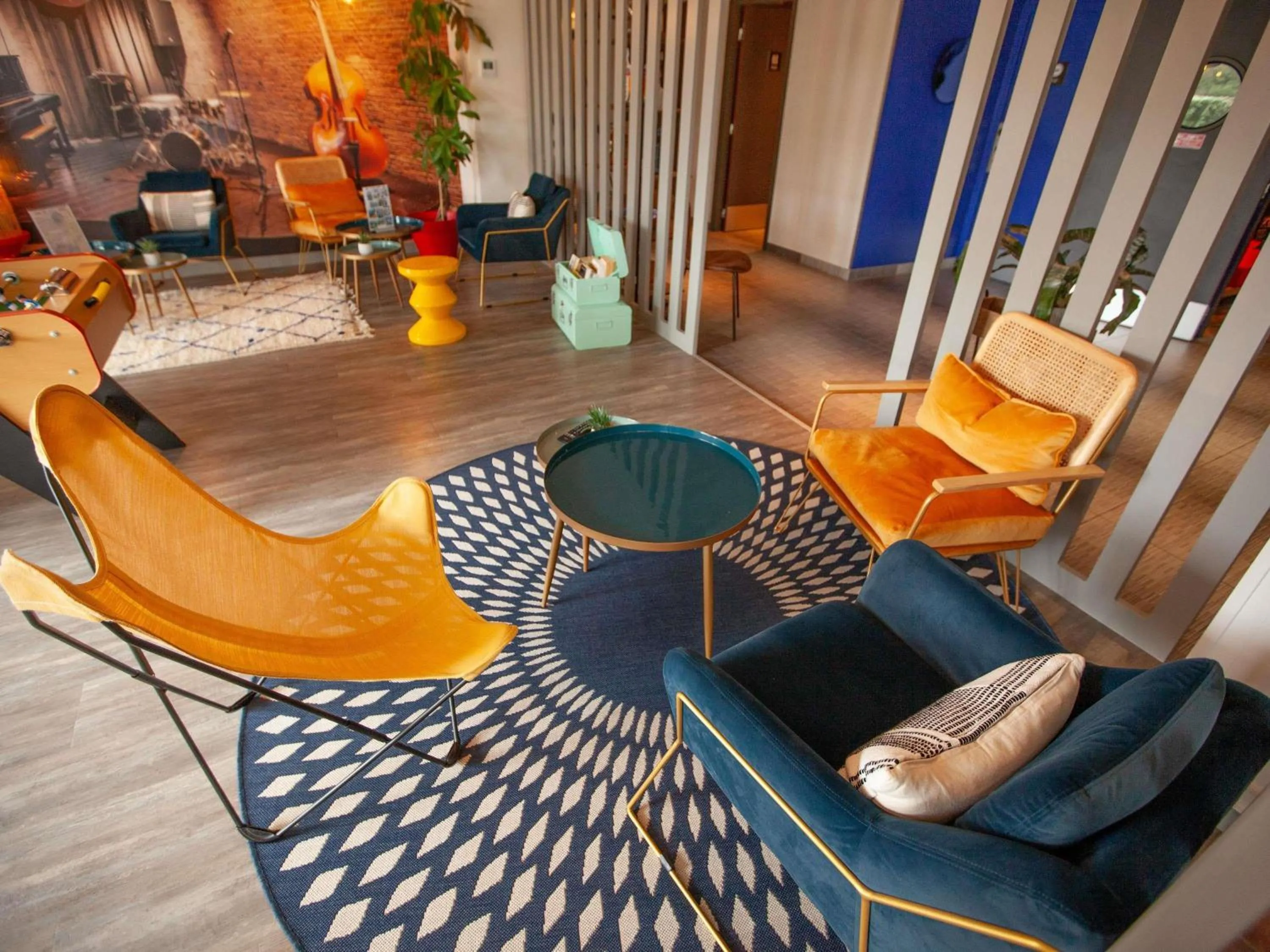 Lounge or bar in ibis Cherbourg La Glacerie