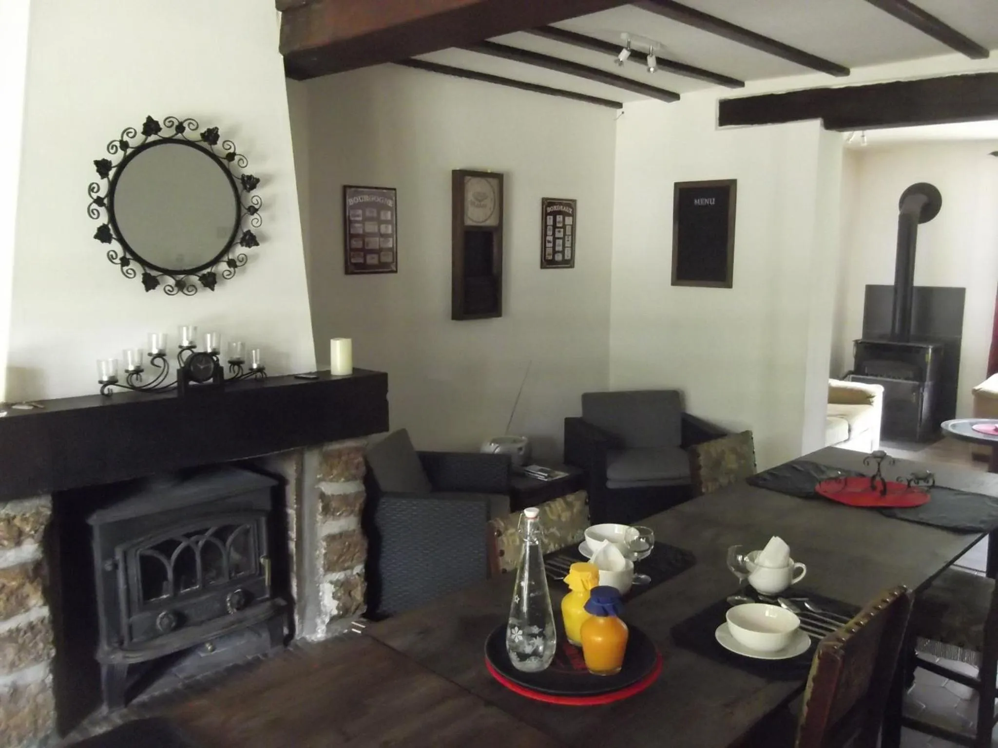 Communal lounge/ TV room in 43 Rue des Quarts