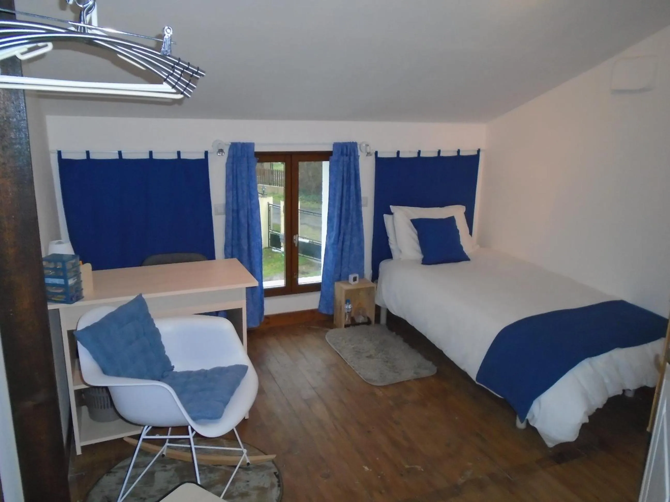 Shower, Bed in 43 Rue des Quarts