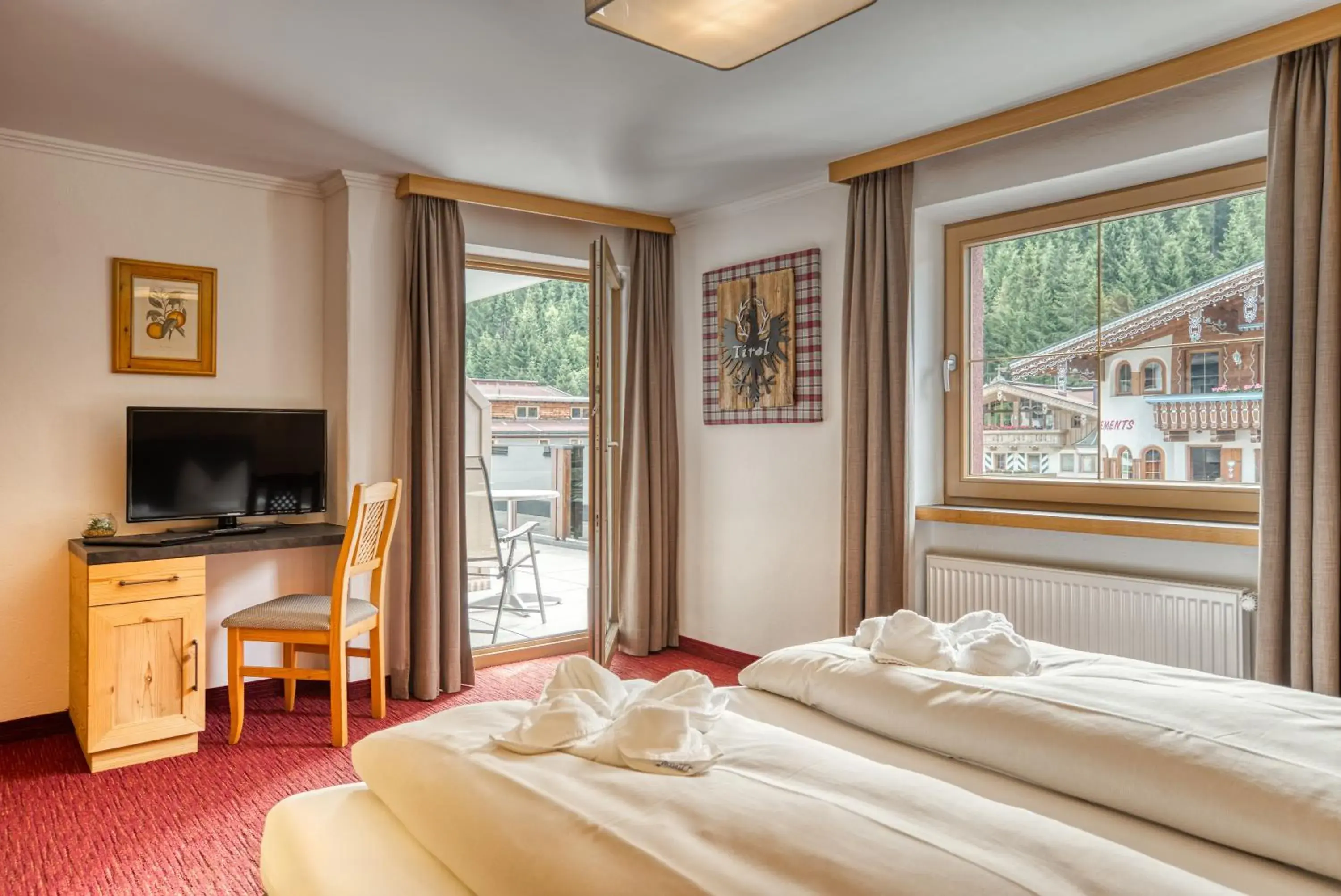 Comfort Double Room with Balcony in Hotel Sonnenhof Gerlos Centrum Comfort Double Room with Balcony in Hotel Sonnenhof Gerlos Centrum