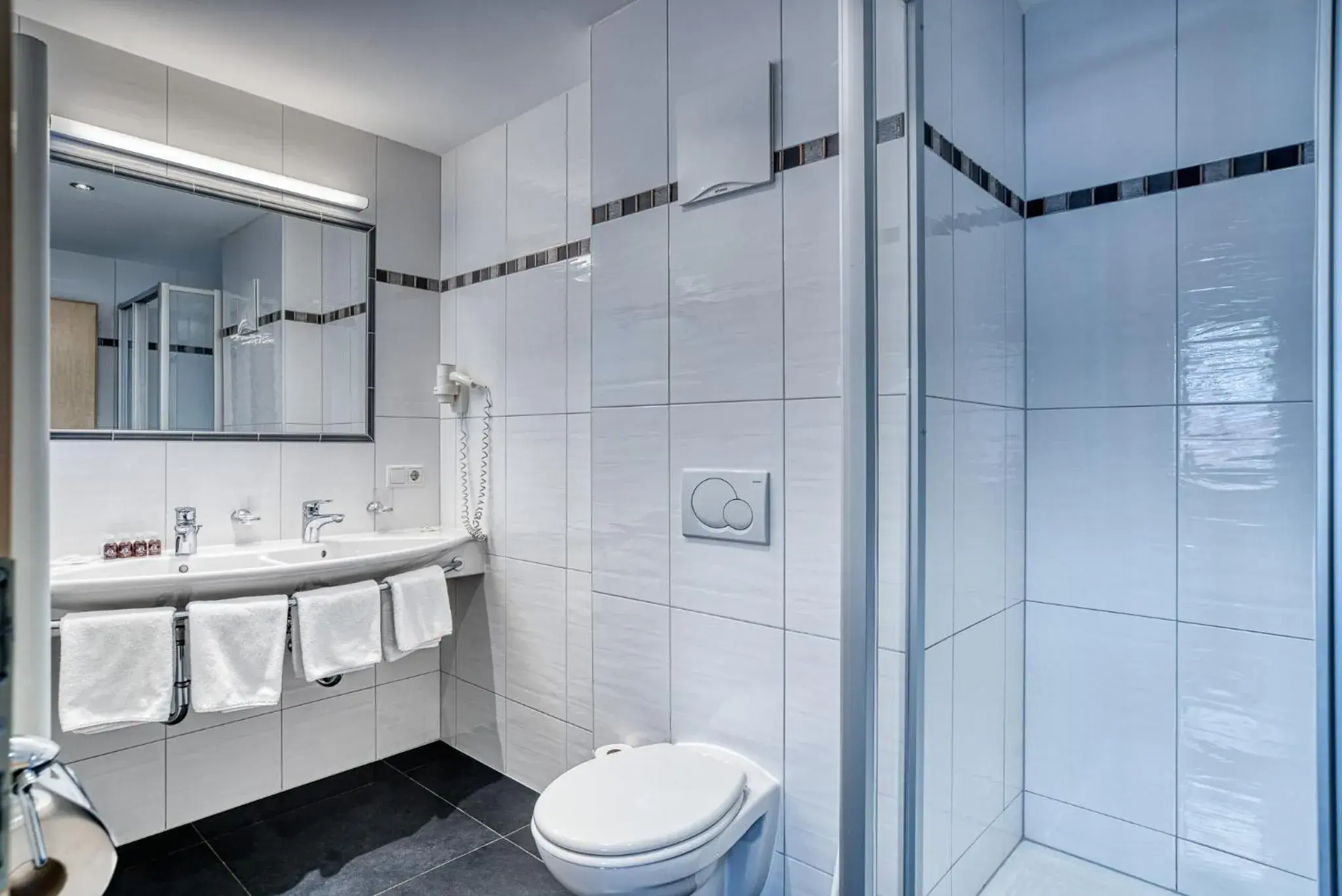 Comfort Triple Room with Balcony in Hotel Sonnenhof Gerlos Centrum Comfort Triple Room with Balcony in Hotel Sonnenhof Gerlos Centrum