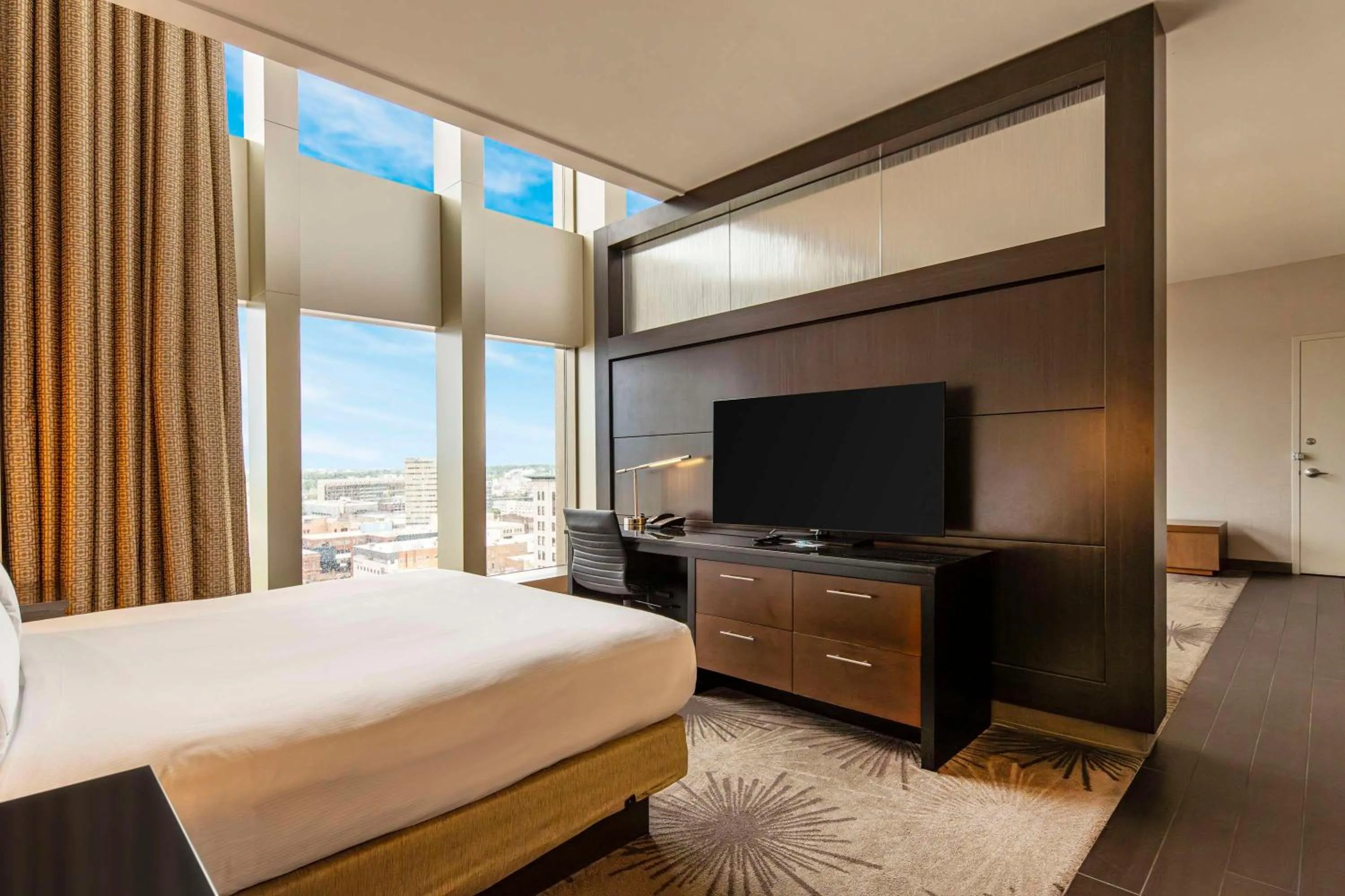 Bed in DoubleTree by Hilton Hotel Cedar Rapids Convention Complex