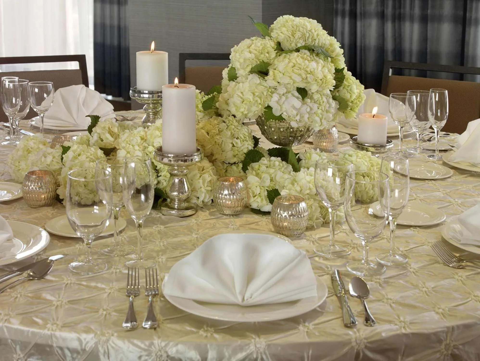 Dining area in DoubleTree by Hilton Hotel Cedar Rapids Convention Complex