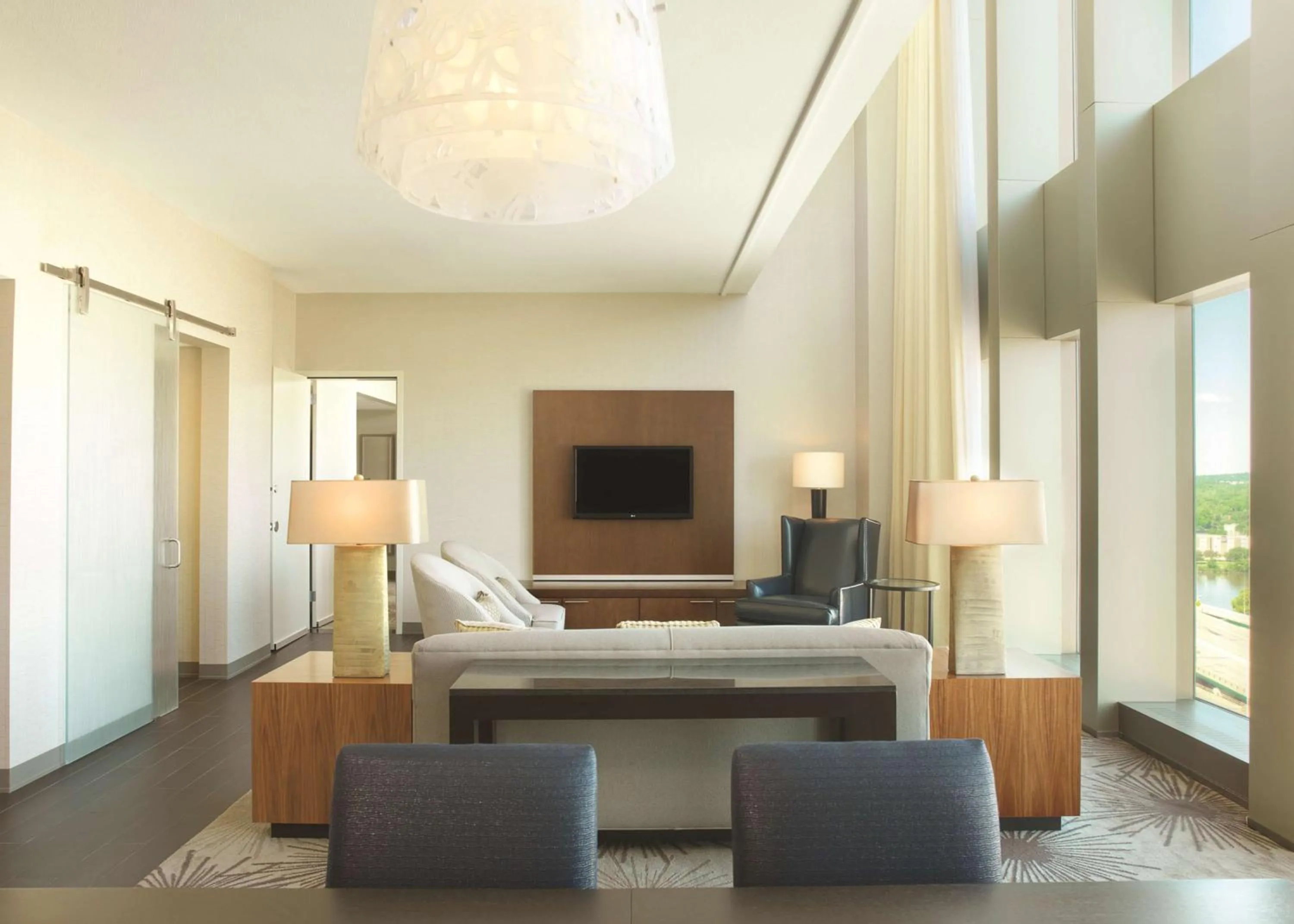 Living room, Bed in DoubleTree by Hilton Hotel Cedar Rapids Convention Complex