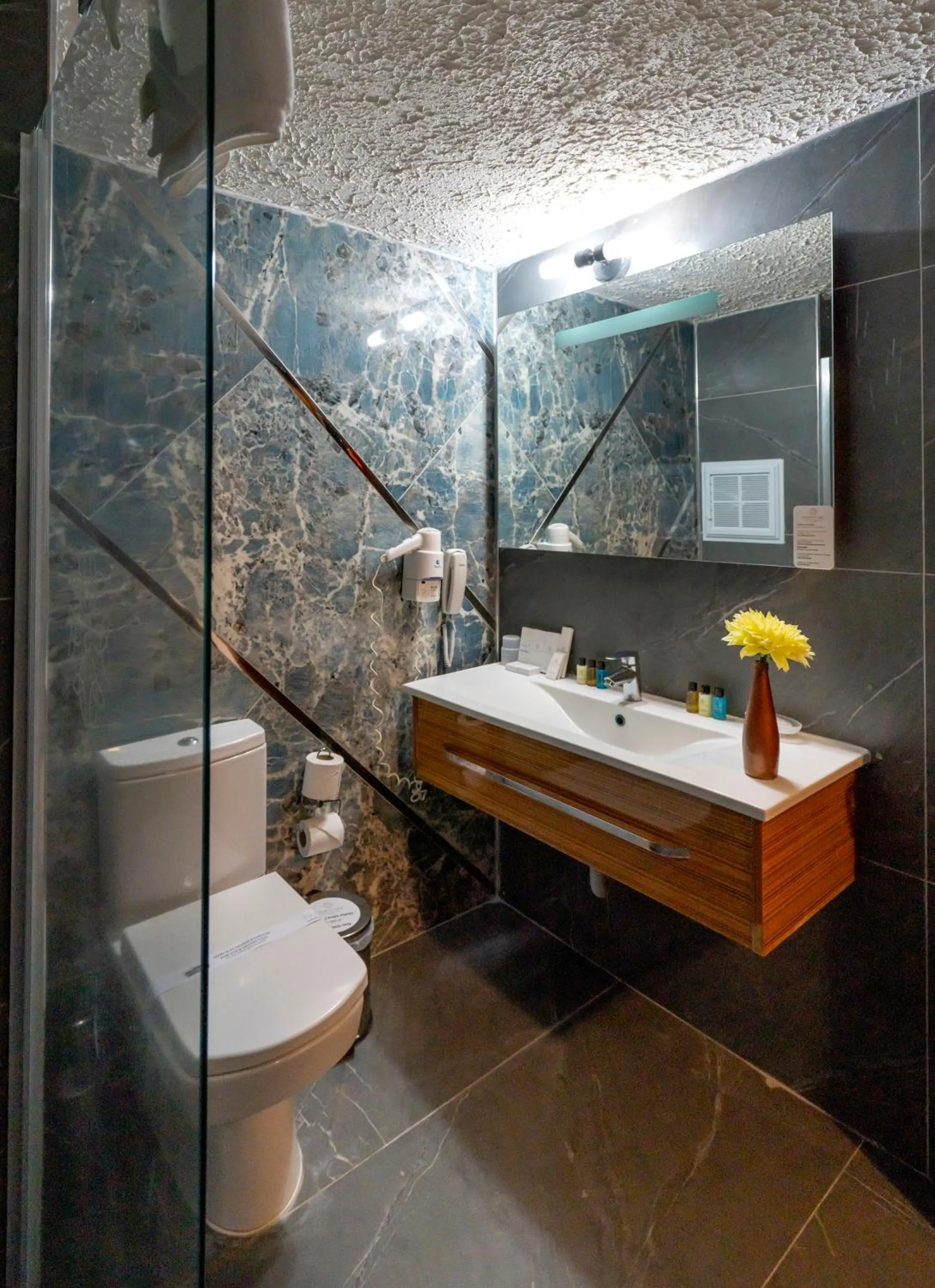 Shower in SIGNATURE GARDEN AVANOS Hotel & SPA
