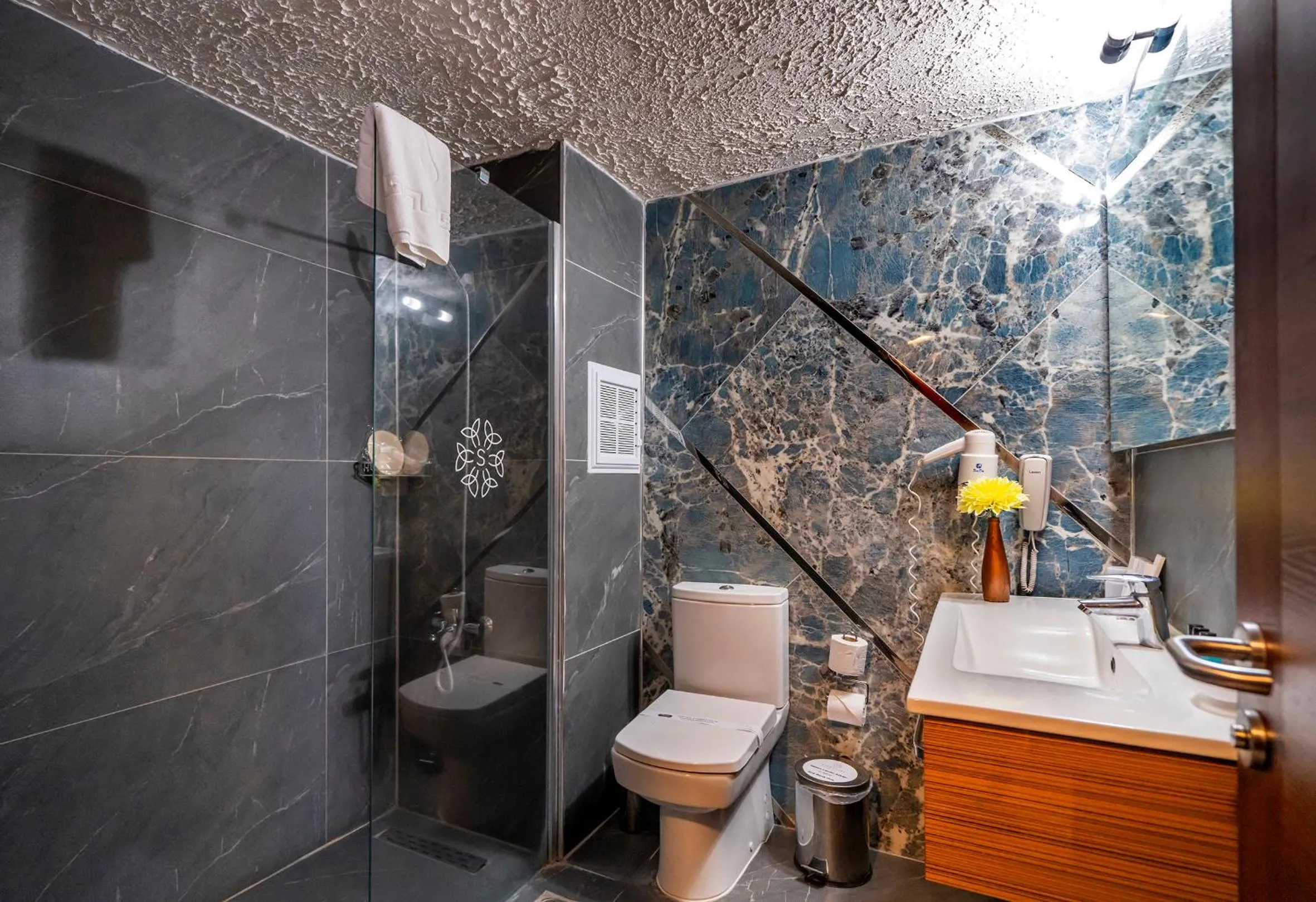Shower in SIGNATURE GARDEN AVANOS Hotel & SPA