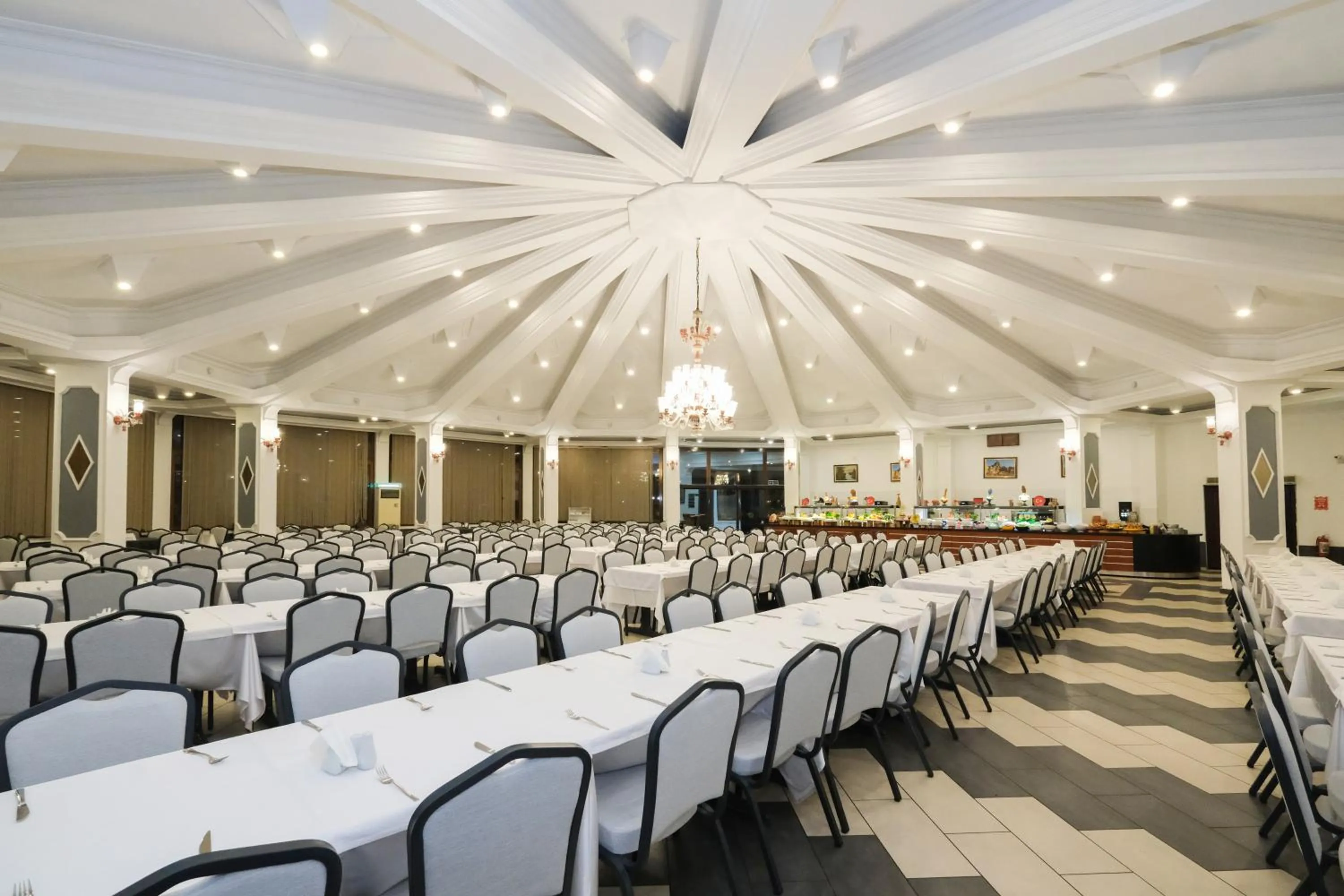 Restaurant/places to eat in SIGNATURE GARDEN AVANOS Hotel & SPA