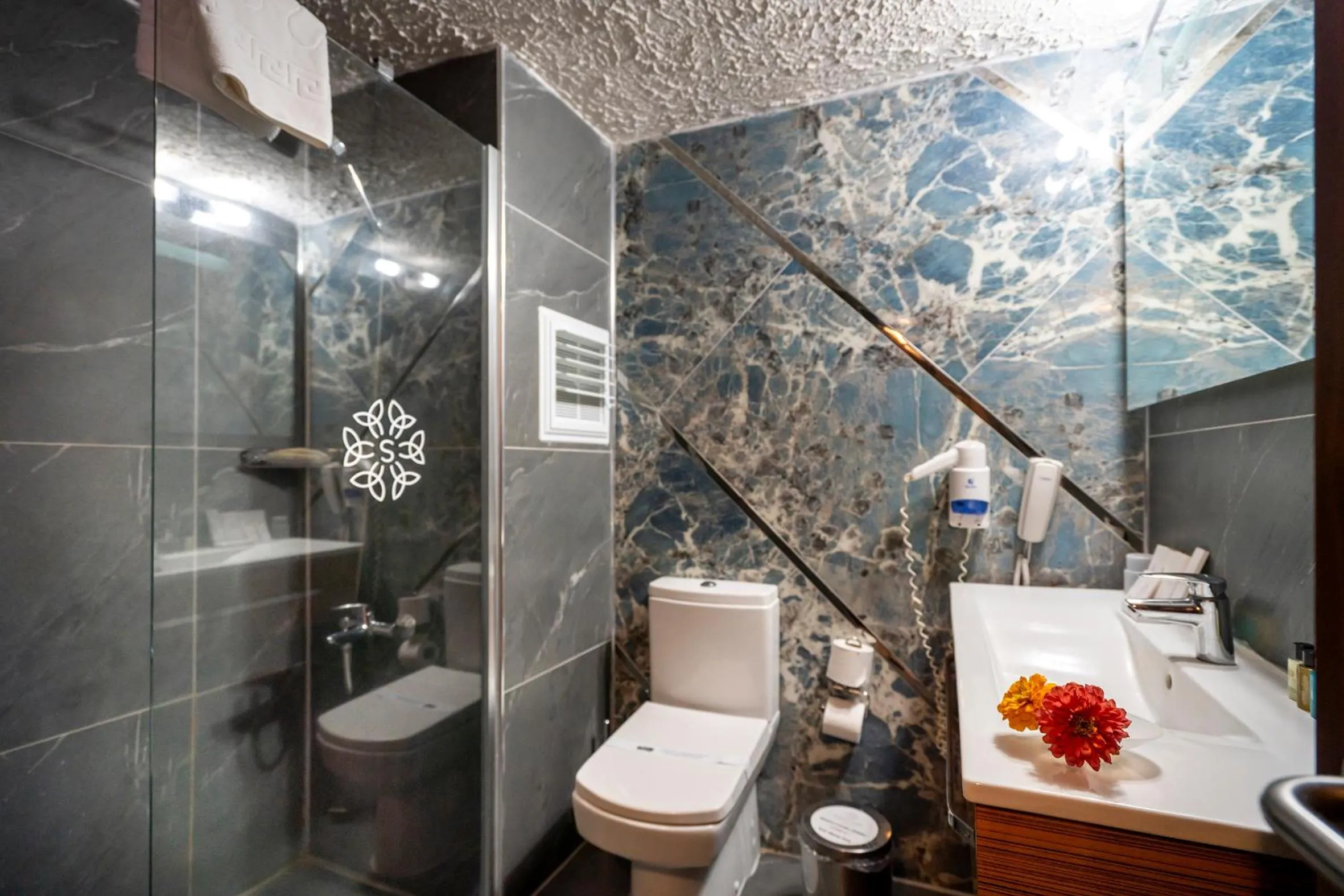 Shower in SIGNATURE GARDEN AVANOS Hotel & SPA