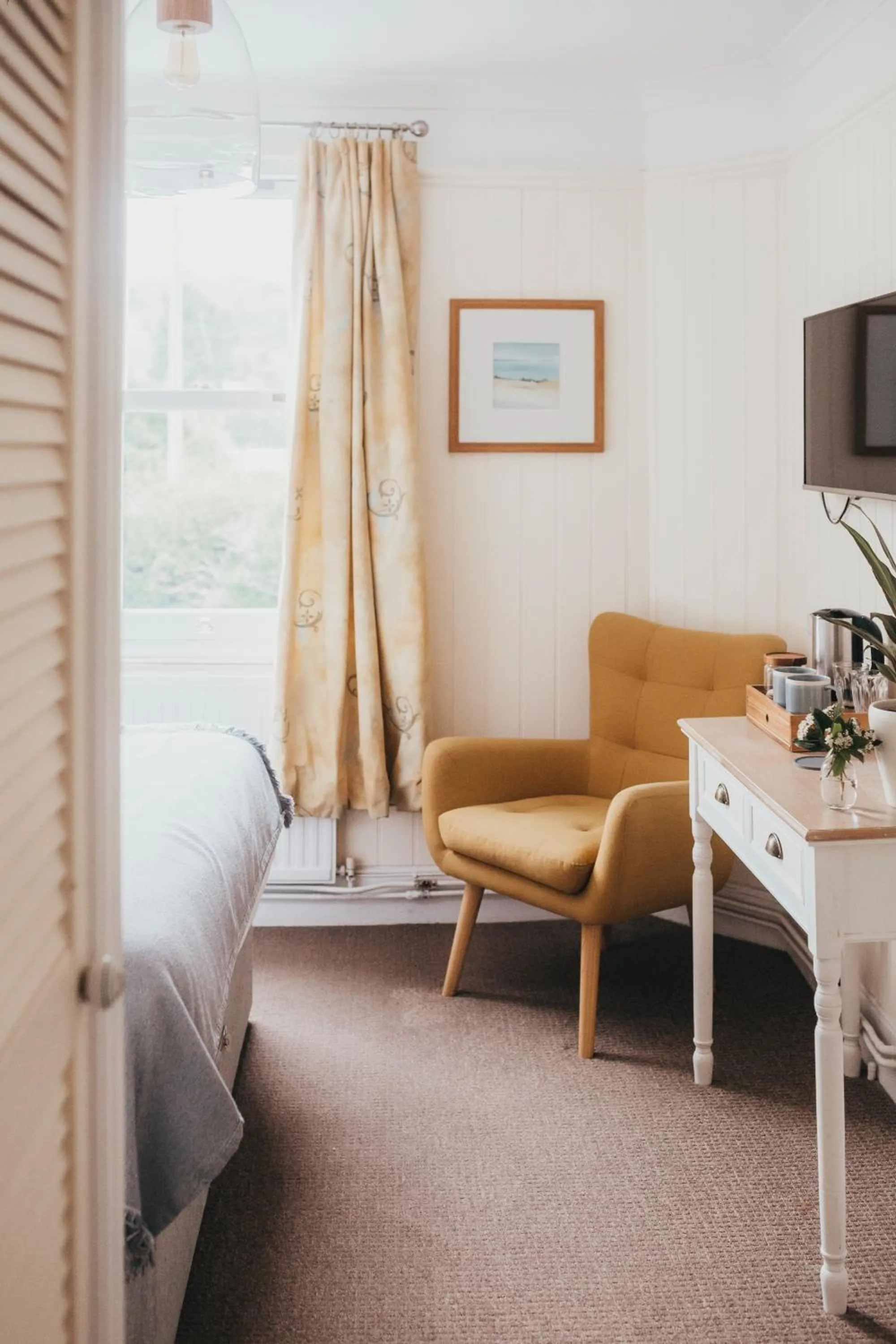 Seating area, Bed in The Bay Hotel