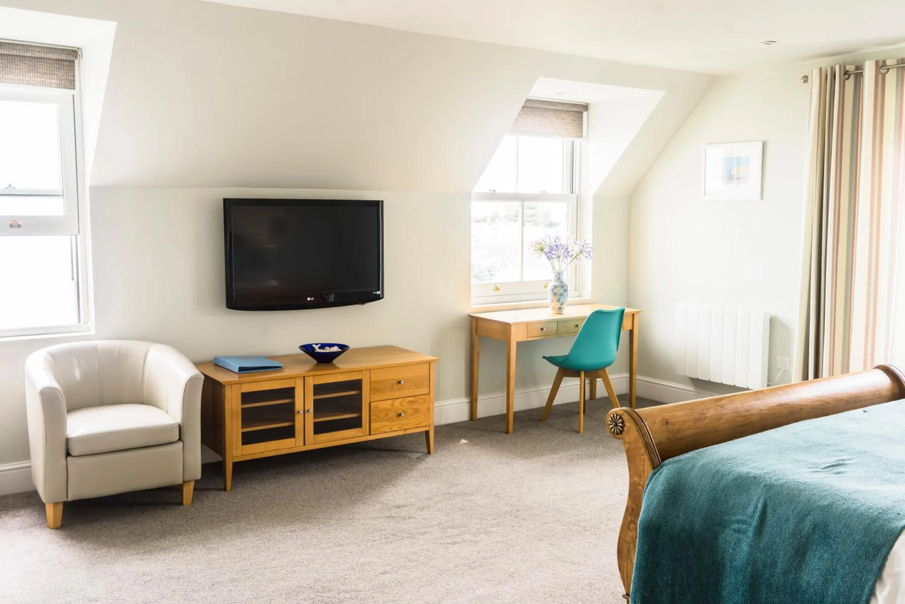 Seating area, Bed in The Bay Hotel