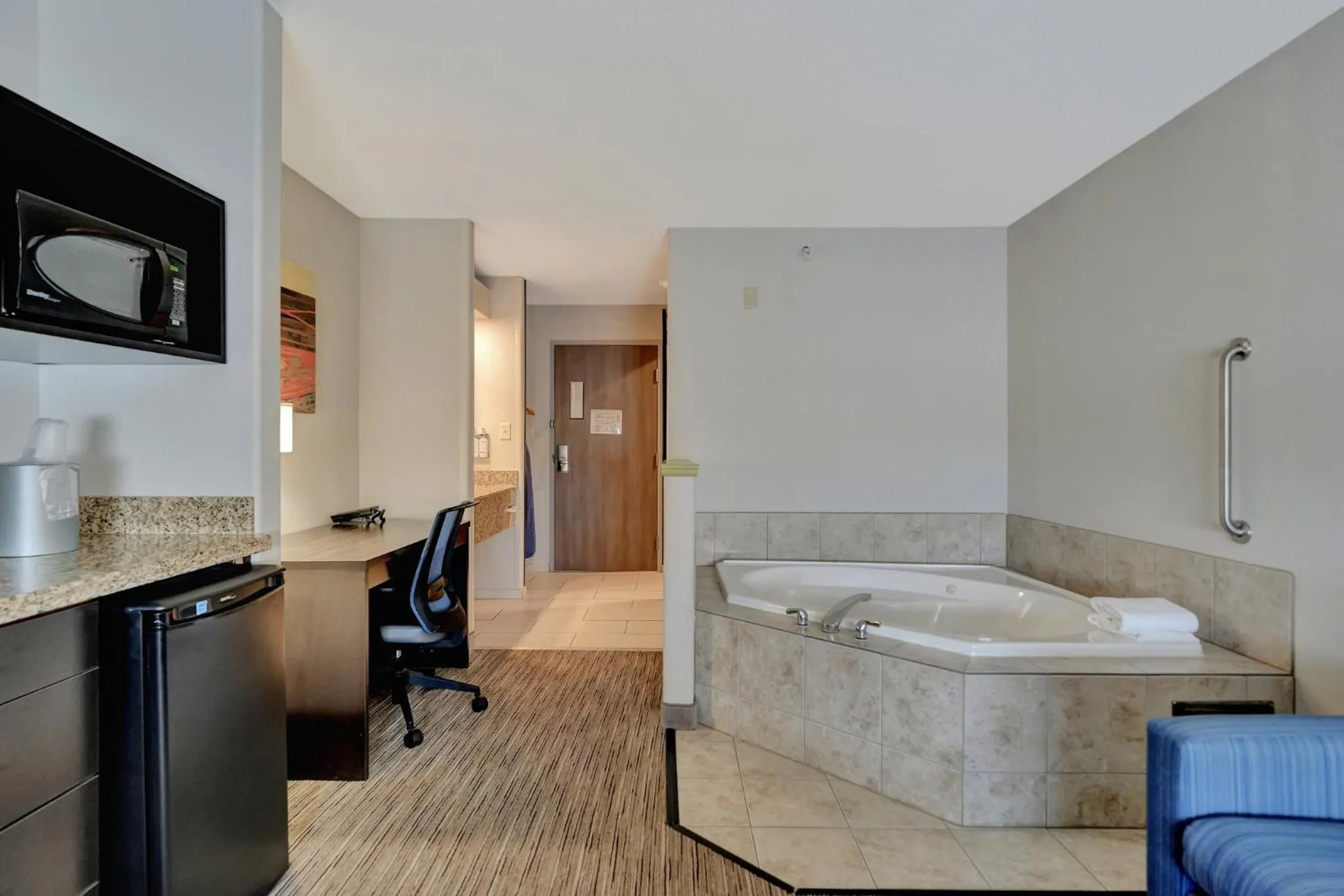 Bedroom in Holiday Inn Express Hotel & Suites Beatrice by IHG