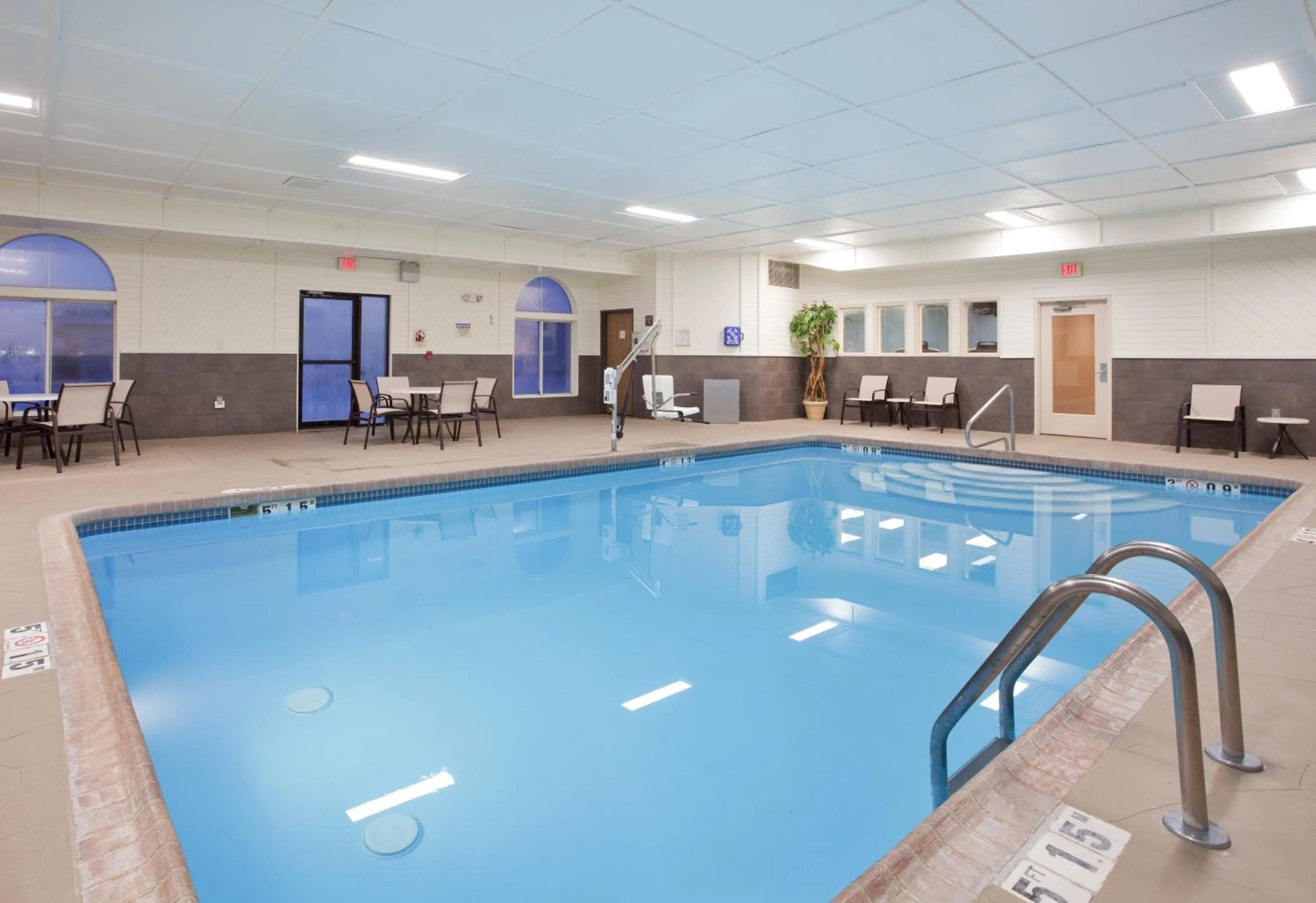 Swimming pool in Holiday Inn Express Hotel & Suites Beatrice by IHG