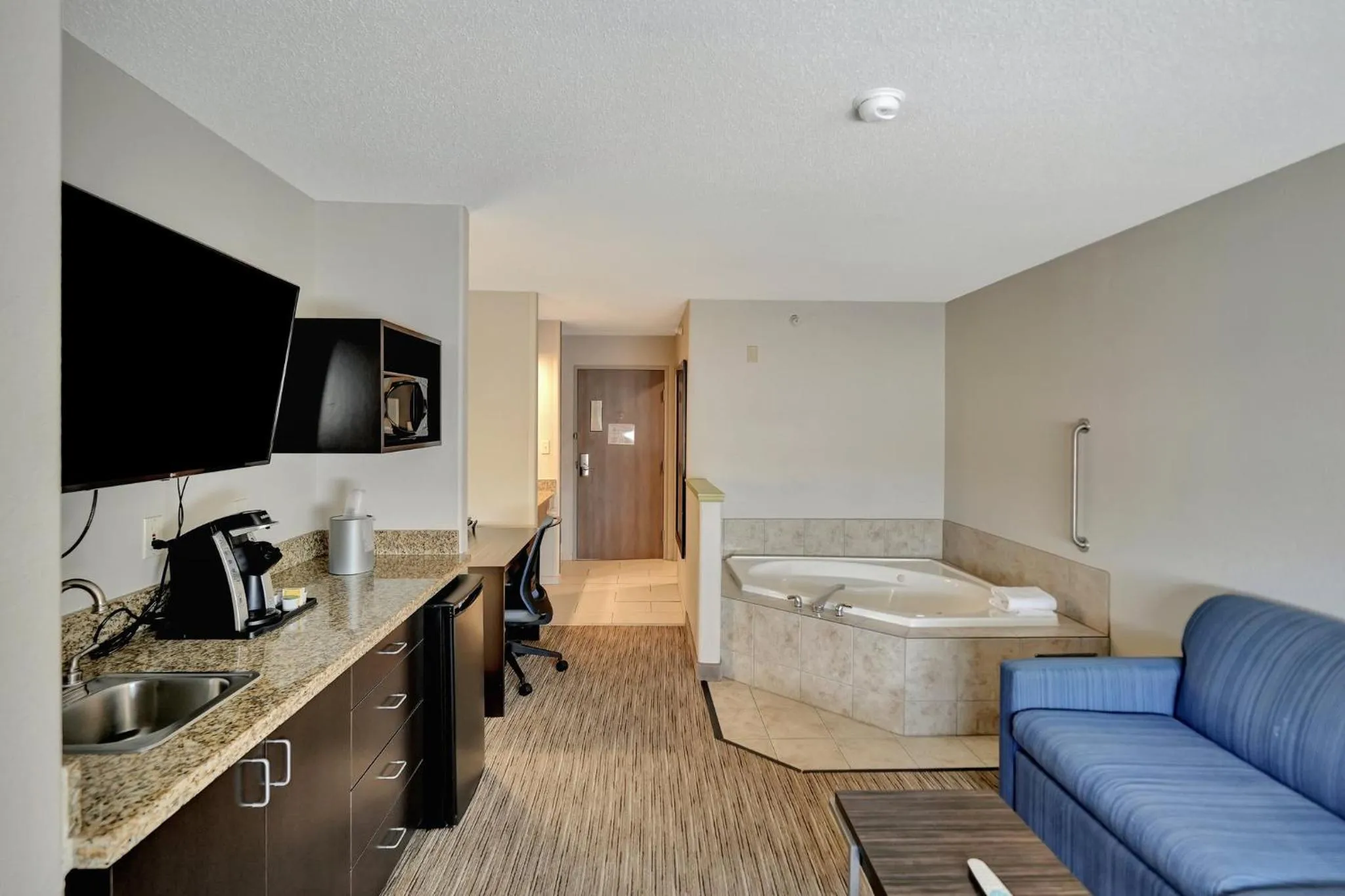 Bedroom in Holiday Inn Express Hotel & Suites Beatrice by IHG