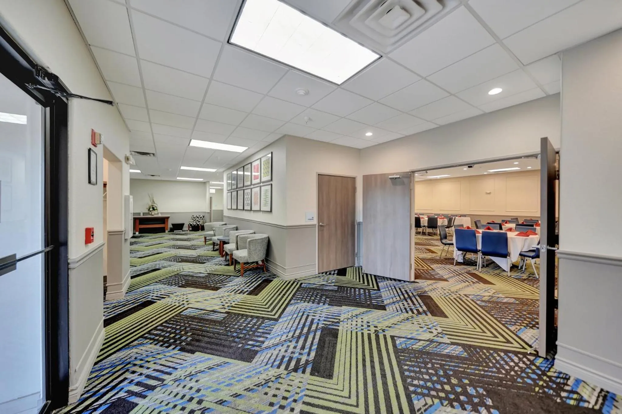 Meeting/conference room, Bed in Holiday Inn Express Hotel & Suites Beatrice by IHG