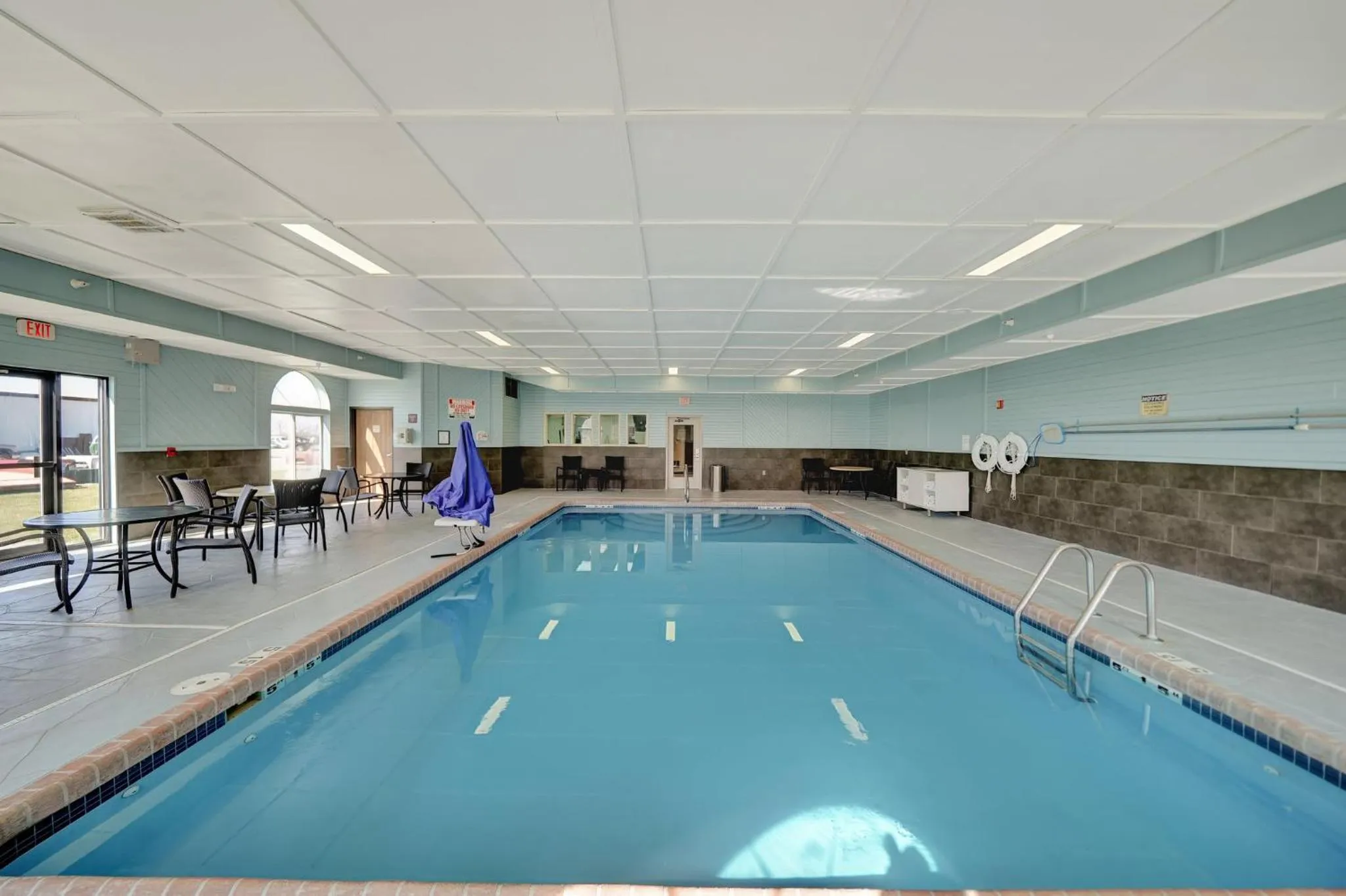 Swimming pool in Holiday Inn Express Hotel & Suites Beatrice by IHG