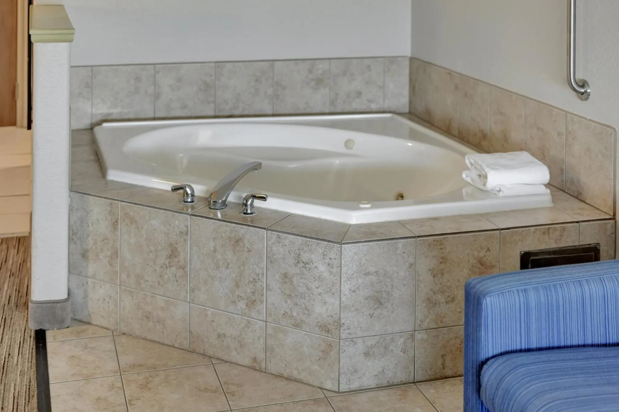 Bedroom in Holiday Inn Express Hotel & Suites Beatrice by IHG