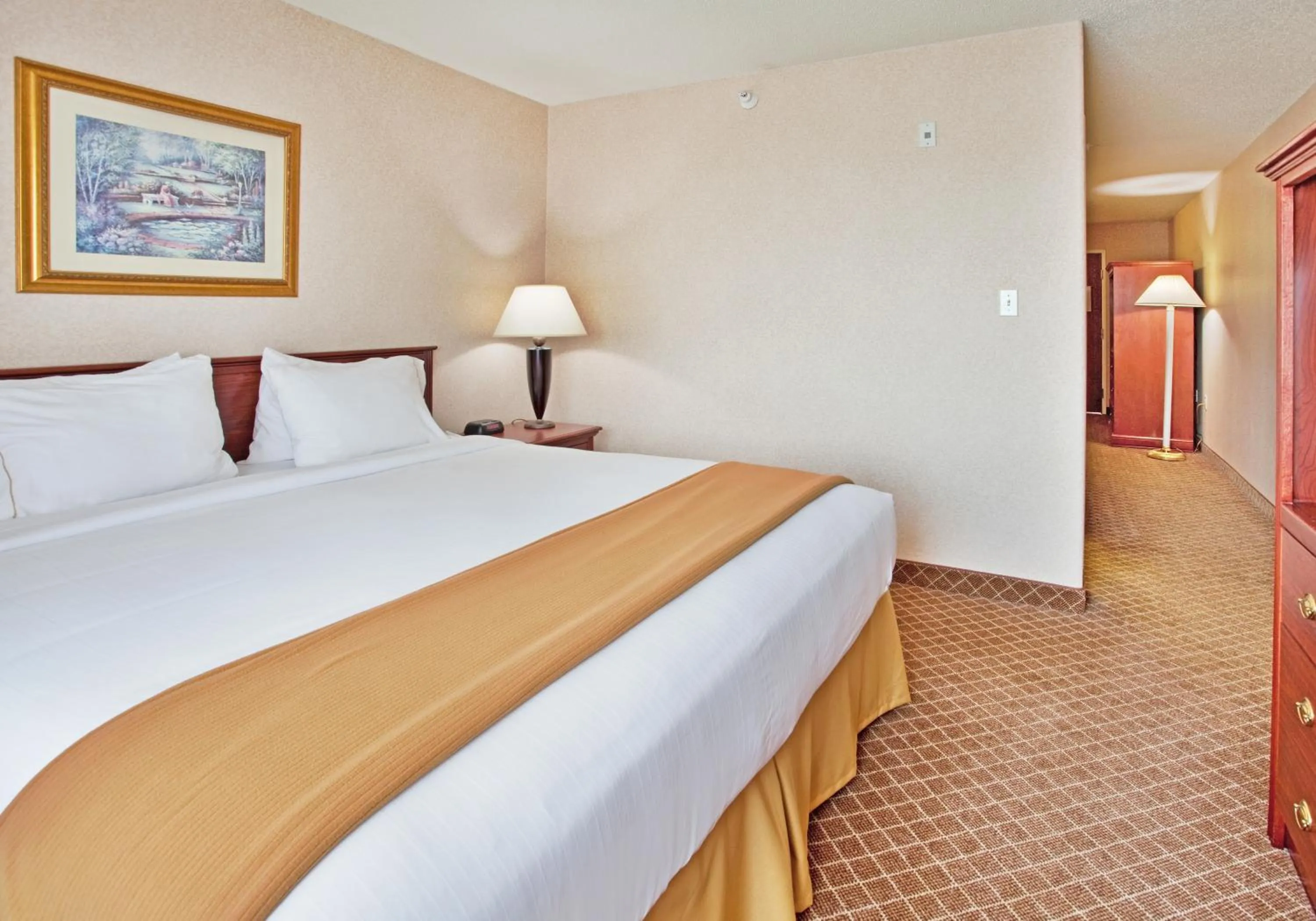 Bed in Holiday Inn Express Hotel & Suites Beatrice by IHG
