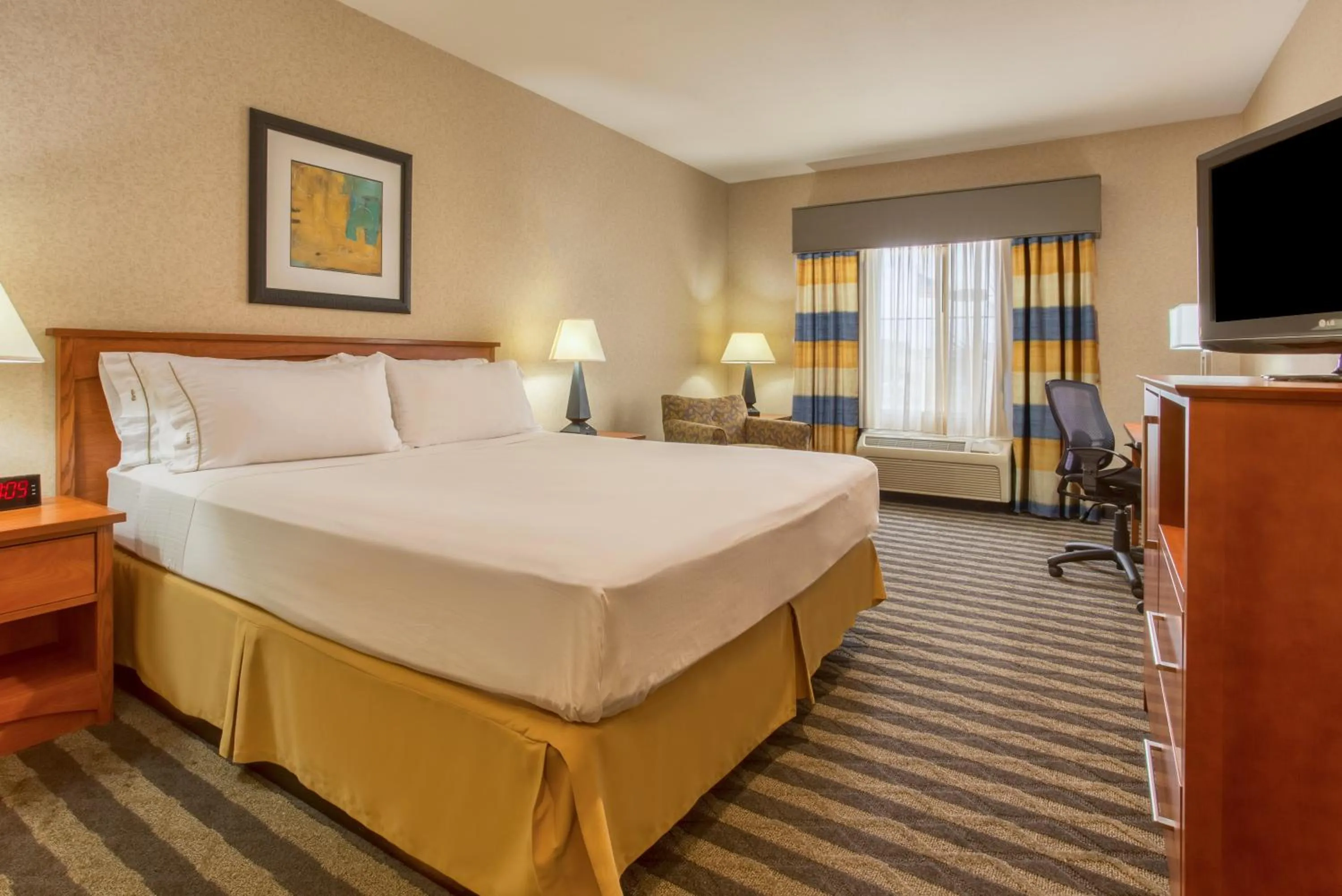 Photo of the whole room, Bed in Holiday Inn Express Hotel & Suites Manteca by IHG