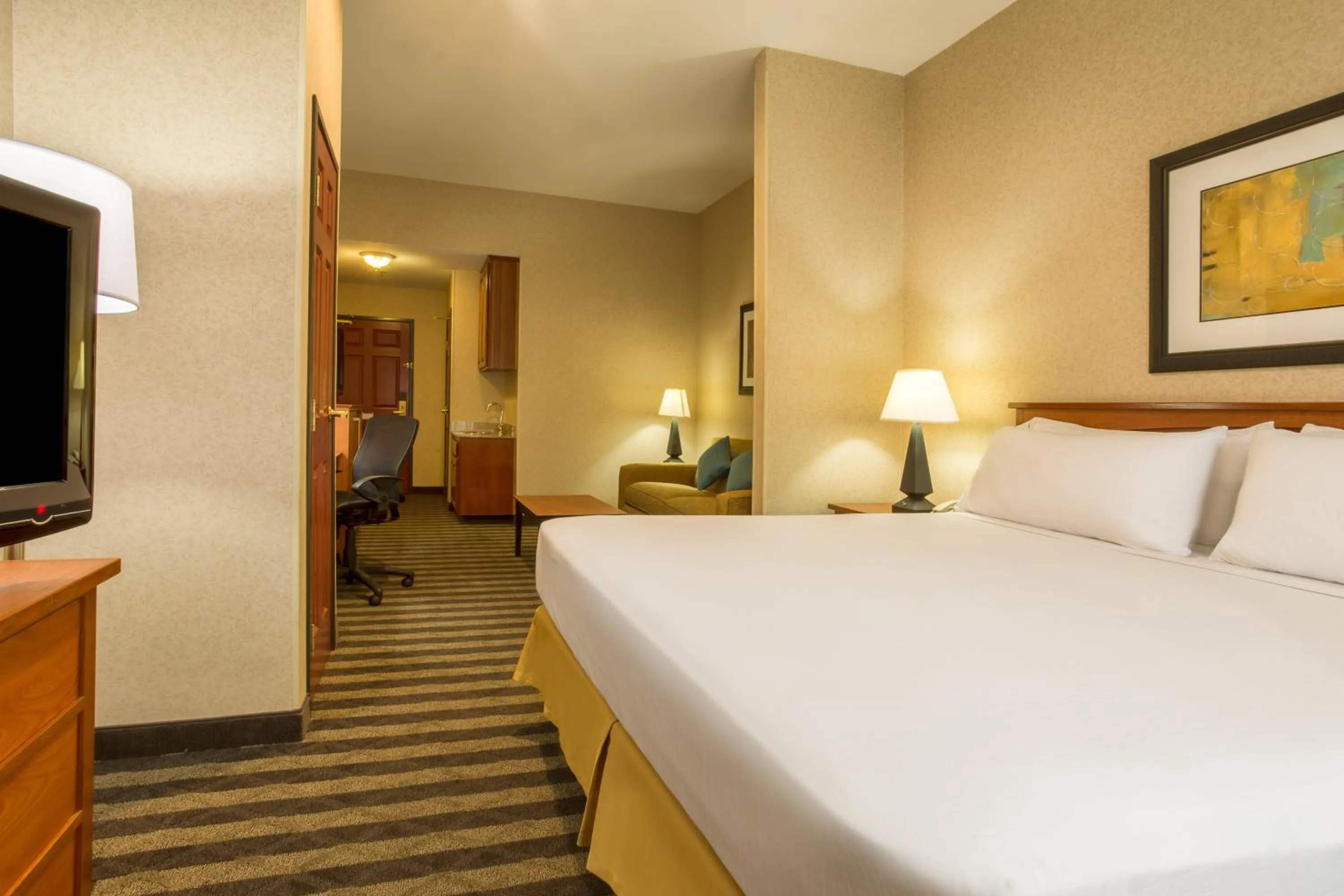 Photo of the whole room, Bed in Holiday Inn Express Hotel & Suites Manteca by IHG