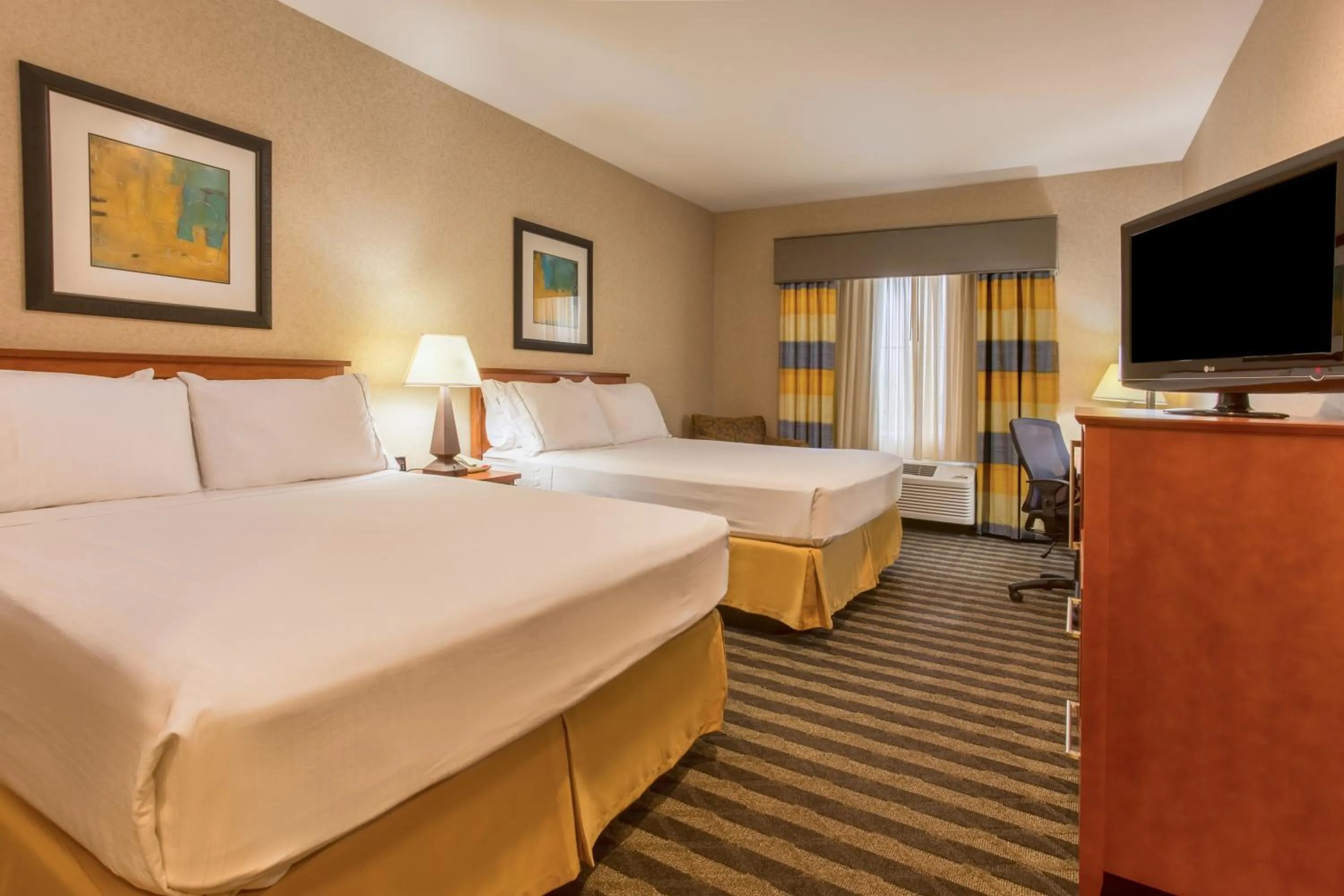Photo of the whole room, Bed in Holiday Inn Express Hotel & Suites Manteca by IHG