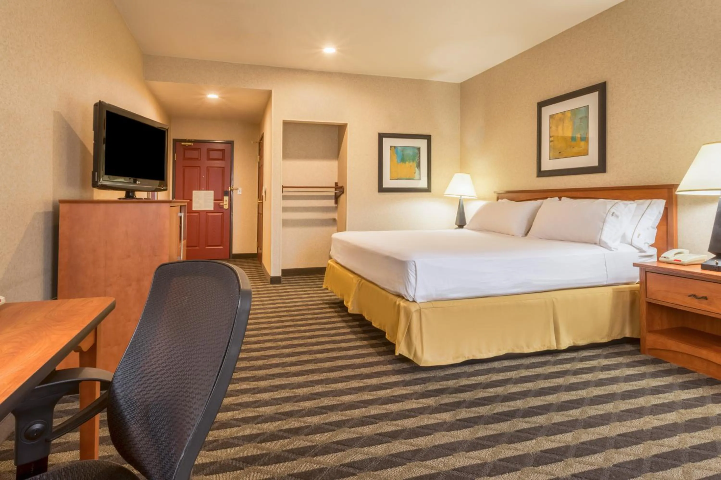 Photo of the whole room, Bed in Holiday Inn Express Hotel & Suites Manteca by IHG