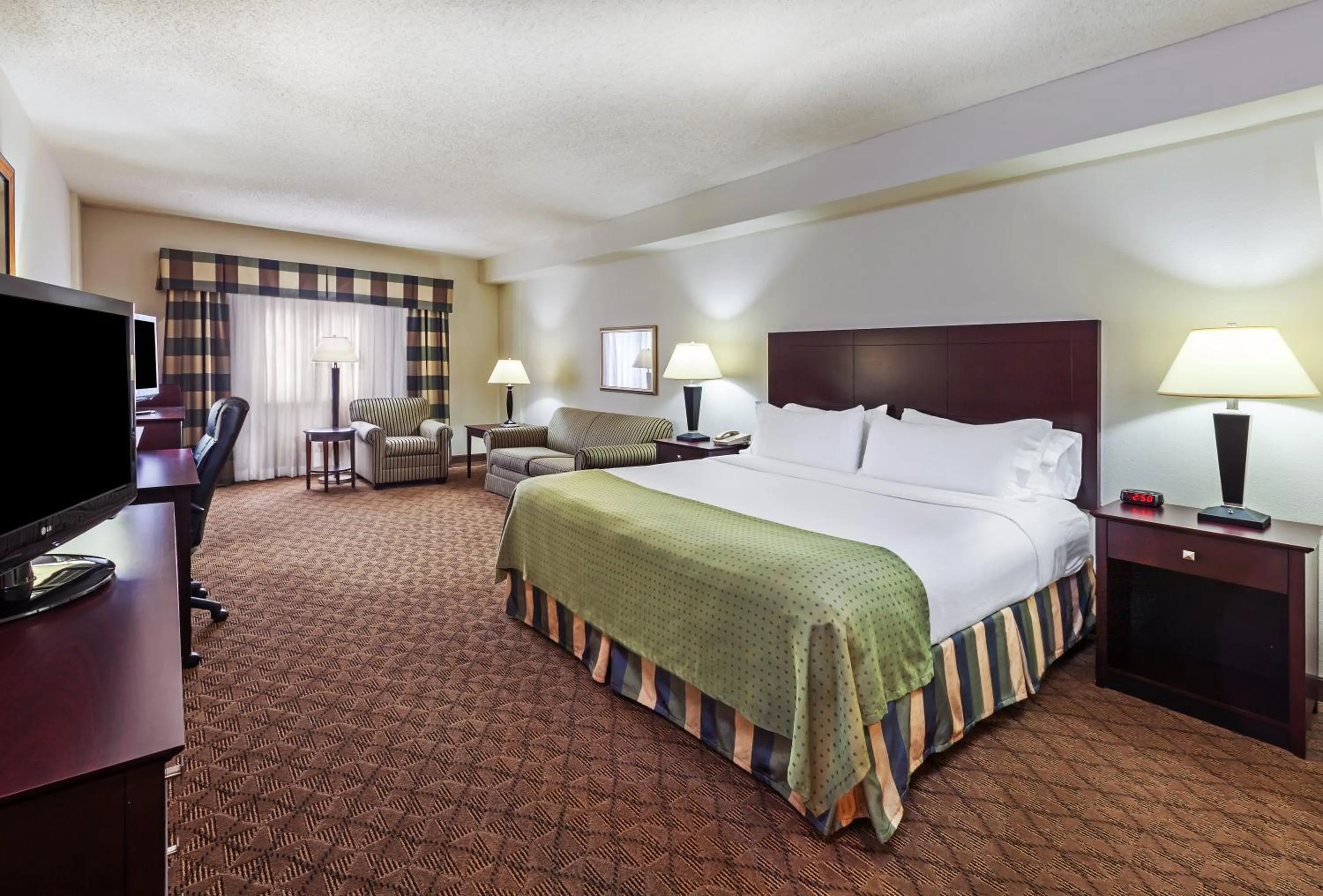 Photo of the whole room, Bed in Holiday Inn Springdale-Fayetteville Area by IHG